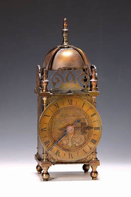 Image 26778434 - Small Lantern clock probably France around 1900, brass housing in english Laternenuhrform, Phantasie signature, bell without function, massive brass plate movement, lever escapement (starts to swing for a short time) overhaul indispensable, H. approx. 26cm, condition of movement 3-4, housing 2-3
