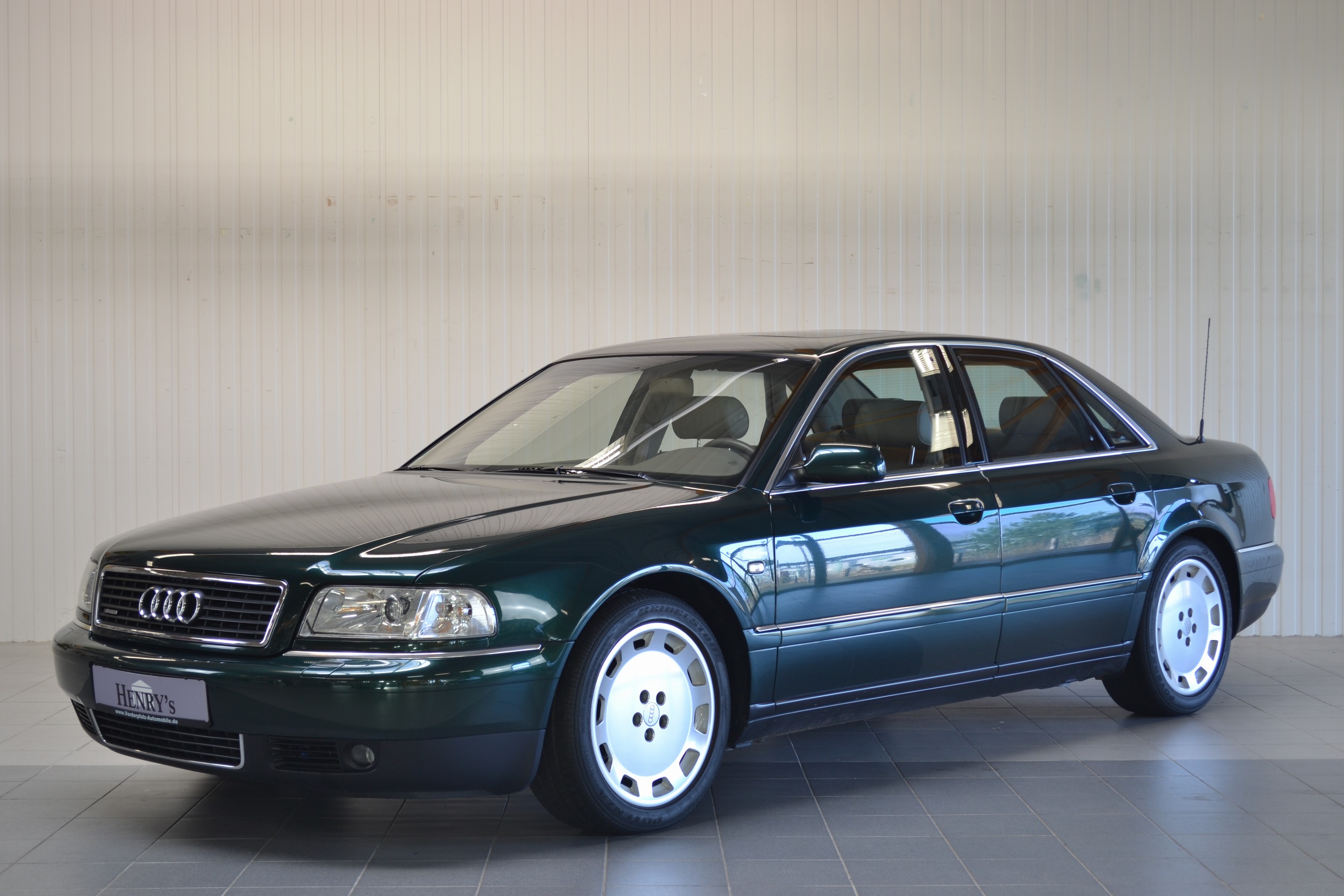 Detail b: Audi A8 4.2 quattro, EZ 05/1999, Laufleistung 52.200km, 2. Hand, 228 kW/310 PS,8-Zylinder, Automatikgetriebe, Forstgrün, Leder Zimt/Beige, ...