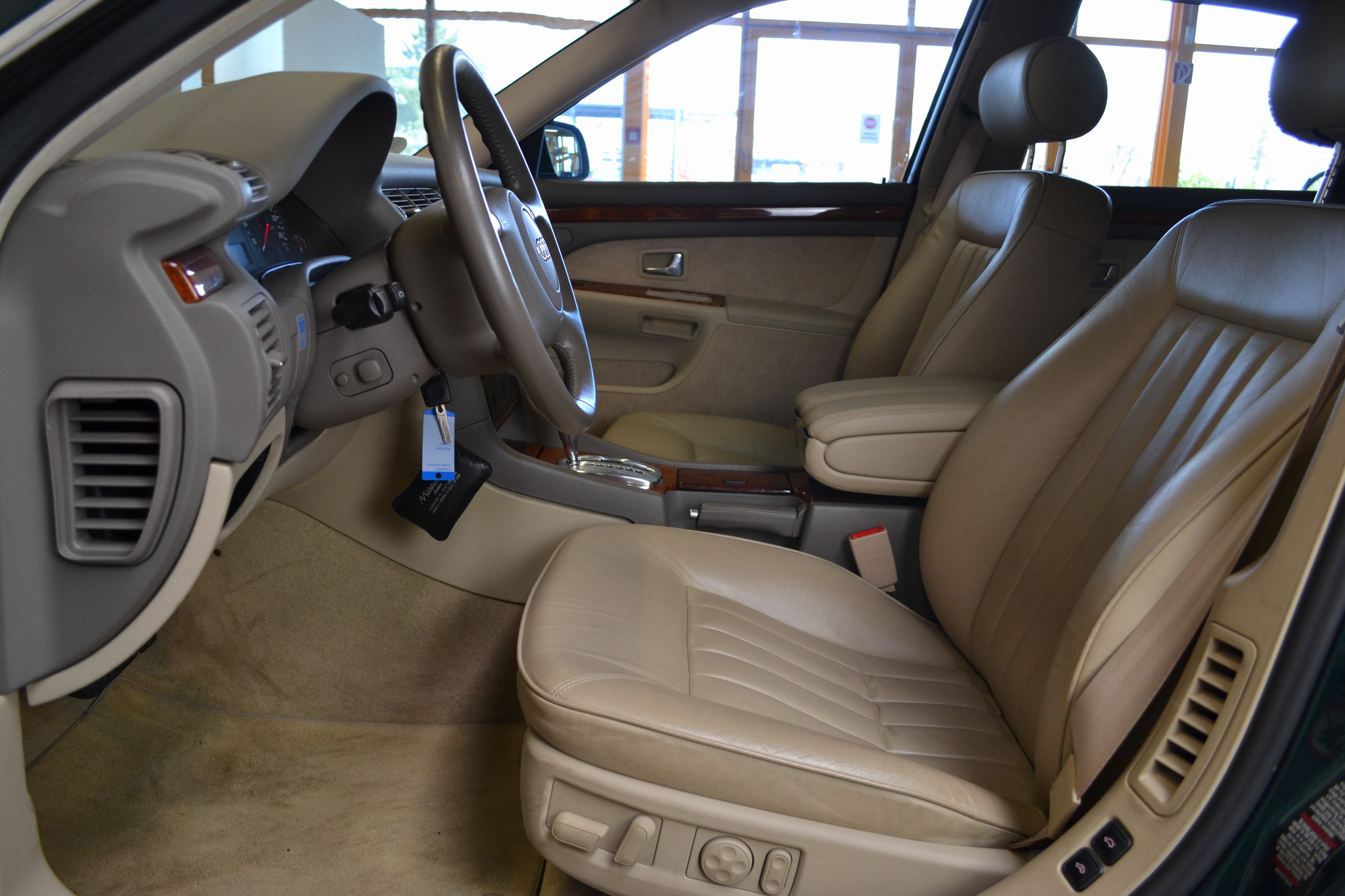 Detail h: Audi A8 4.2 quattro, EZ 05/1999, Laufleistung 52.200km, 2. Hand, 228 kW/310 PS,8-Zylinder, Automatikgetriebe, Forstgrün, Leder Zimt/Beige, ...
