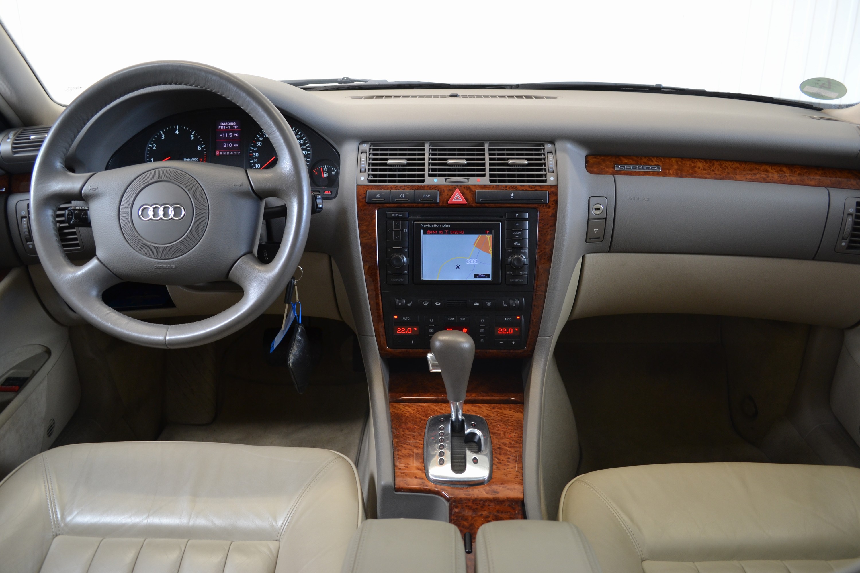 Detail j: Audi A8 4.2 quattro, EZ 05/1999, Laufleistung 52.200km, 2. Hand, 228 kW/310 PS,8-Zylinder, Automatikgetriebe, Forstgrün, Leder Zimt/Beige, ...