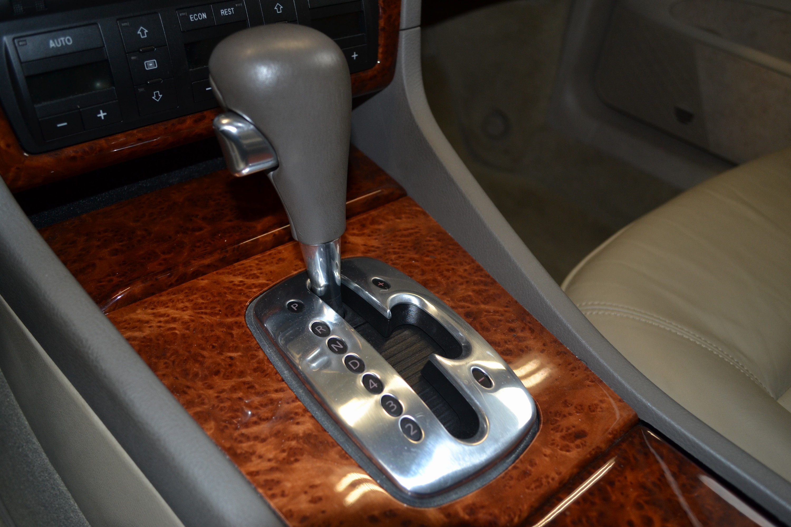 Detail l: Audi A8 4.2 quattro, EZ 05/1999, Laufleistung 52.200km, 2. Hand, 228 kW/310 PS,8-Zylinder, Automatikgetriebe, Forstgrün, Leder Zimt/Beige, ...