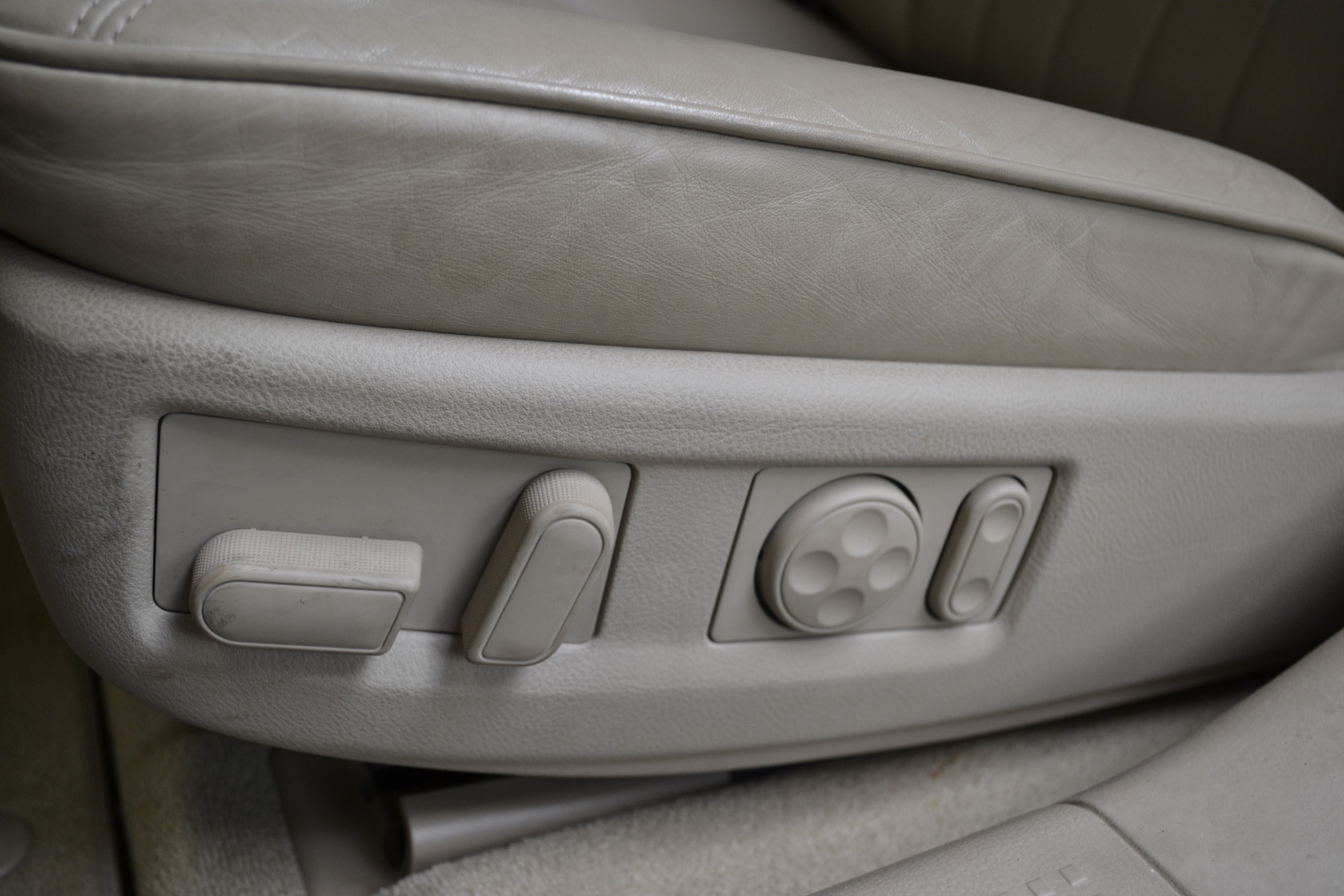 Detail n: Audi A8 4.2 quattro, EZ 05/1999, Laufleistung 52.200km, 2. Hand, 228 kW/310 PS,8-Zylinder, Automatikgetriebe, Forstgrün, Leder Zimt/Beige, ...