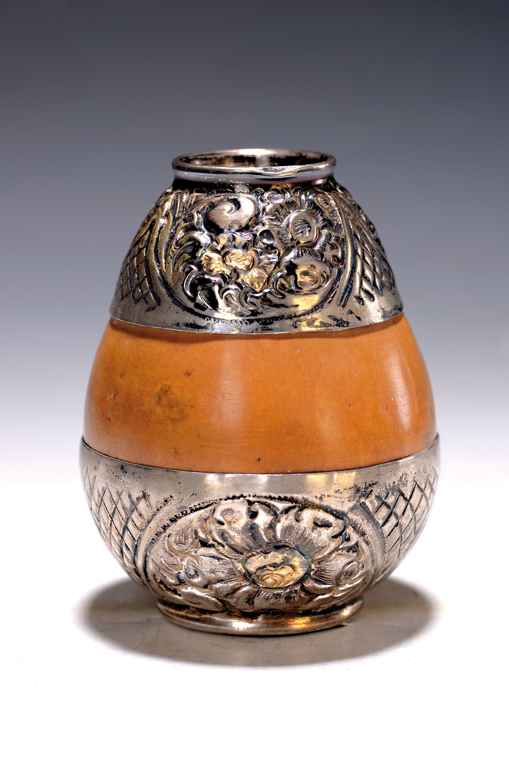 Kleine Ziervase oder Mate-Becher, Argentinien, 20.Jh., Kalebasse mit Silbermontur, 800er, partiell vergoldet, am Boden gemarkt, H. 9 cm