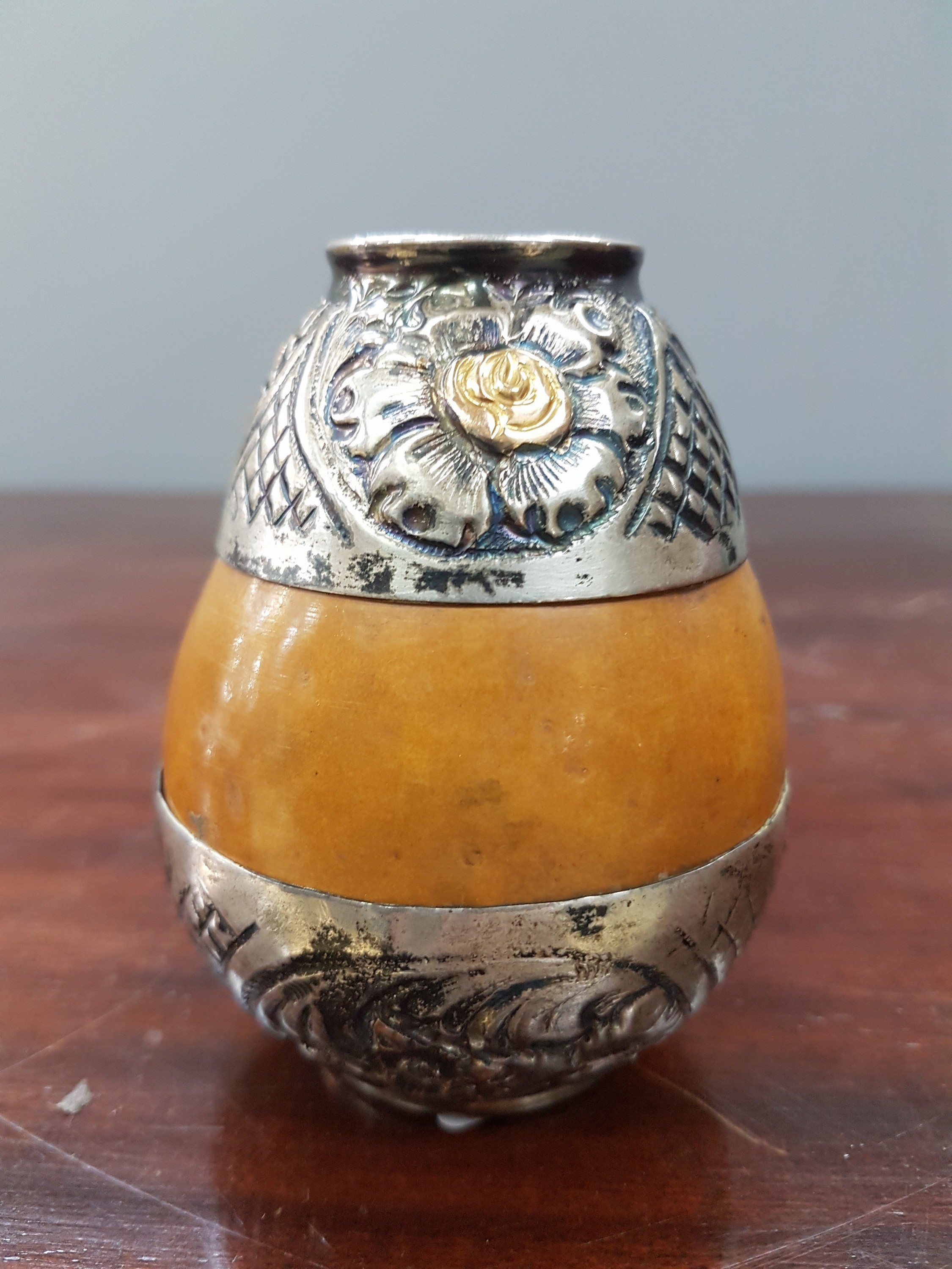 Detail a: Kleine Ziervase oder Mate-Becher, Argentinien, 20.Jh., Kalebasse mit Silbermontur, 800er, partiell vergoldet, am Boden gemarkt, H. 9 cm