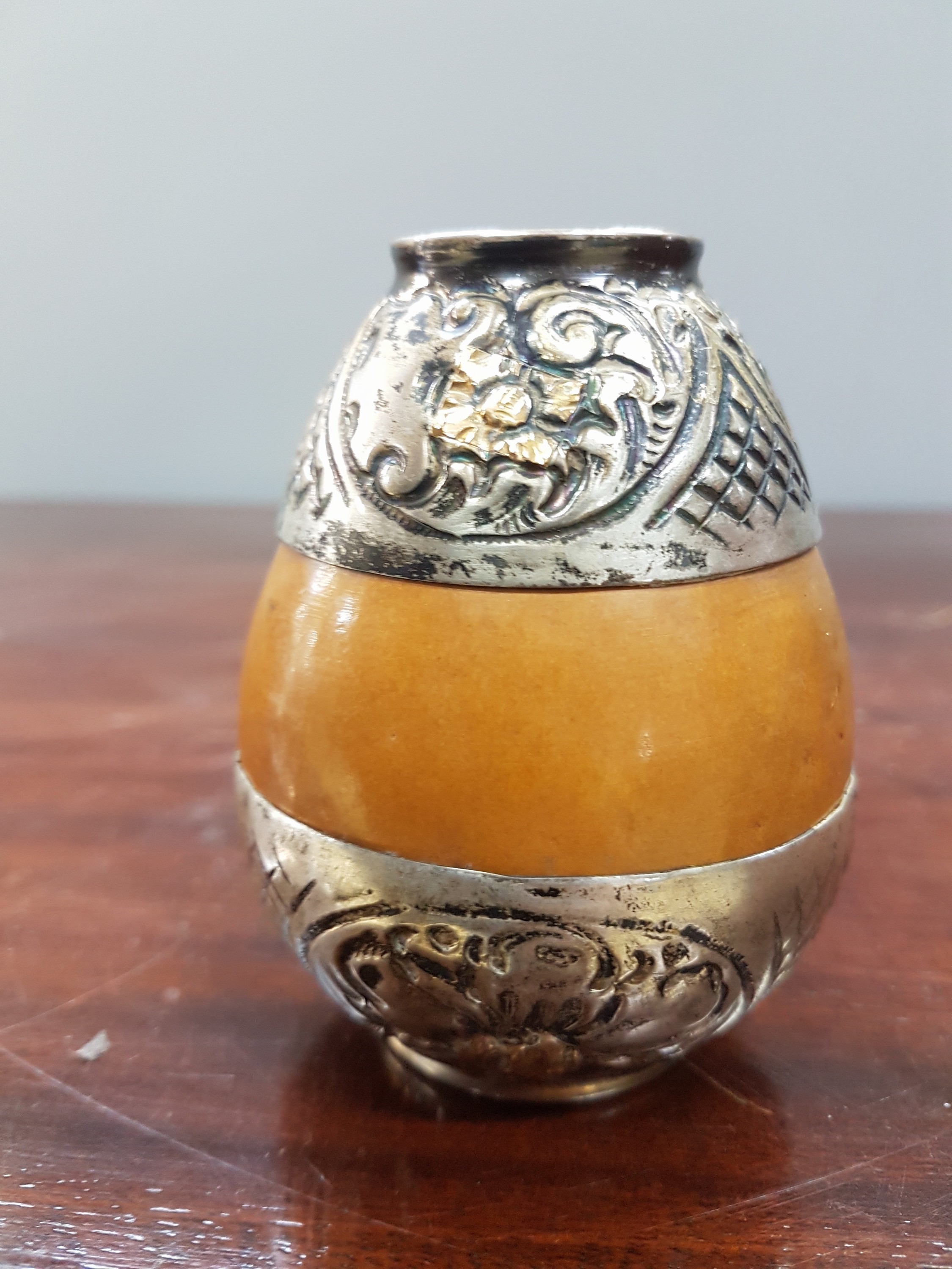 Detail b: Kleine Ziervase oder Mate-Becher, Argentinien, 20.Jh., Kalebasse mit Silbermontur, 800er, partiell vergoldet, am Boden gemarkt, H. 9 cm