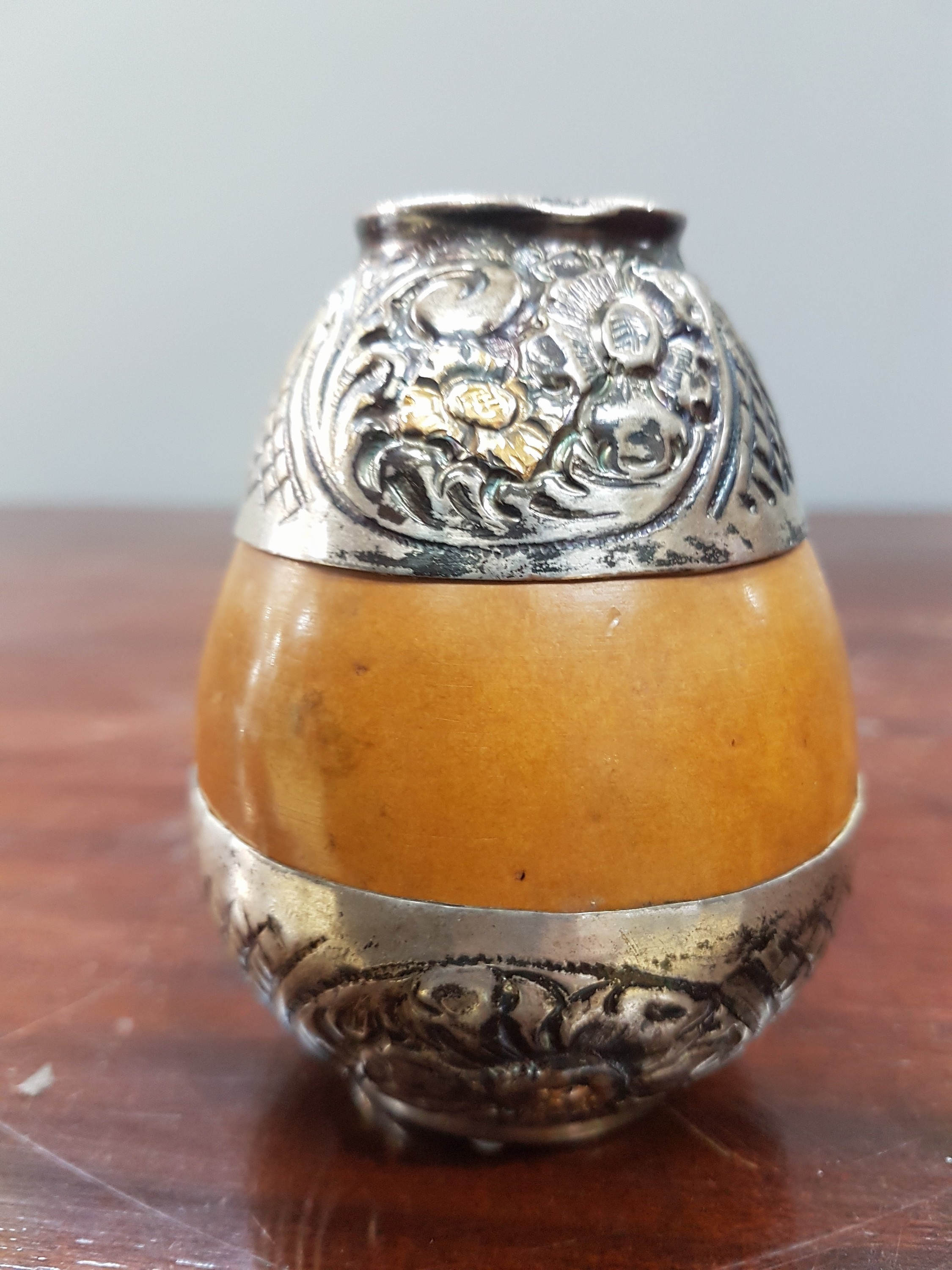 Detail c: Kleine Ziervase oder Mate-Becher, Argentinien, 20.Jh., Kalebasse mit Silbermontur, 800er, partiell vergoldet, am Boden gemarkt, H. 9 cm