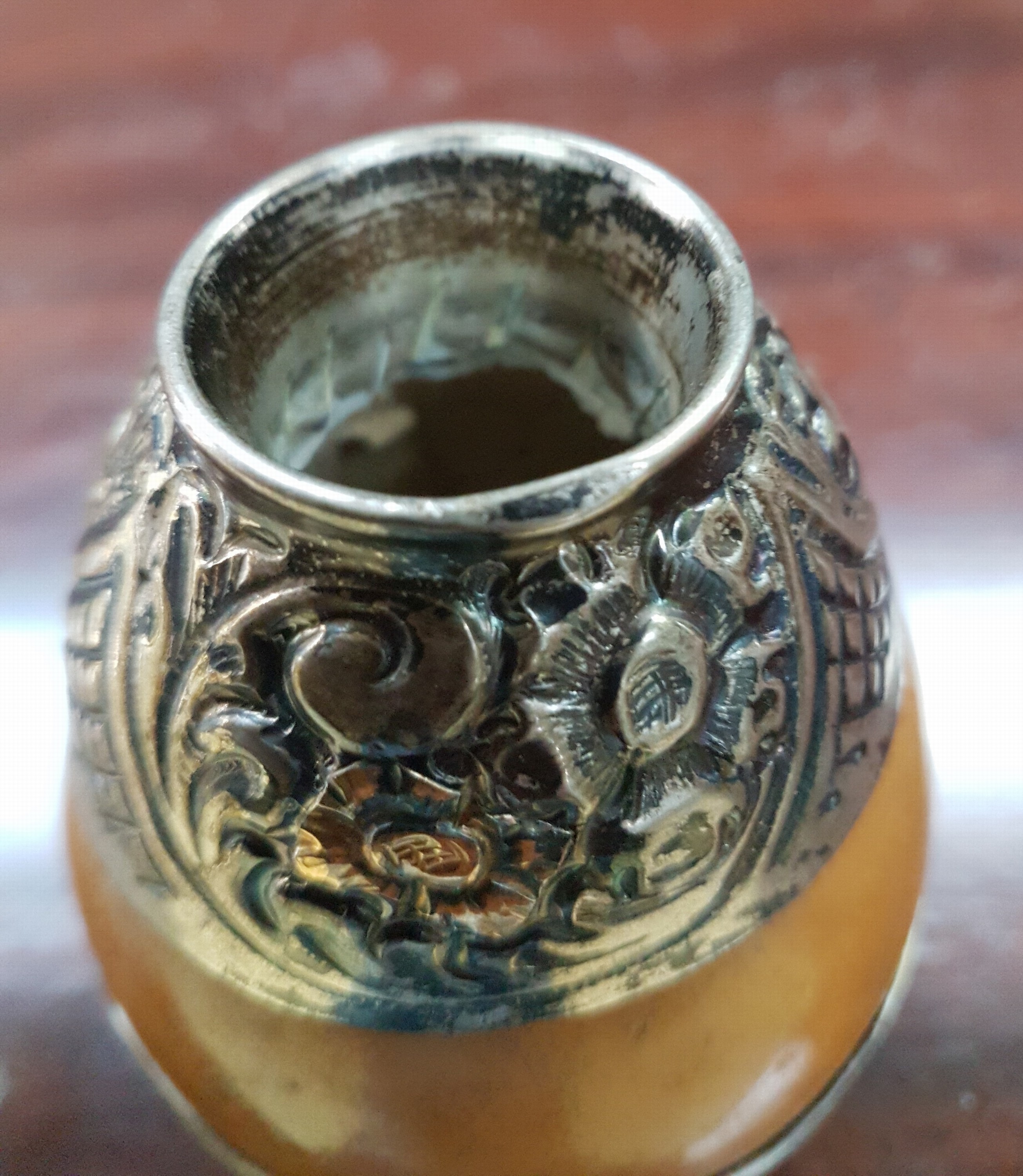 Detail d: Kleine Ziervase oder Mate-Becher, Argentinien, 20.Jh., Kalebasse mit Silbermontur, 800er, partiell vergoldet, am Boden gemarkt, H. 9 cm