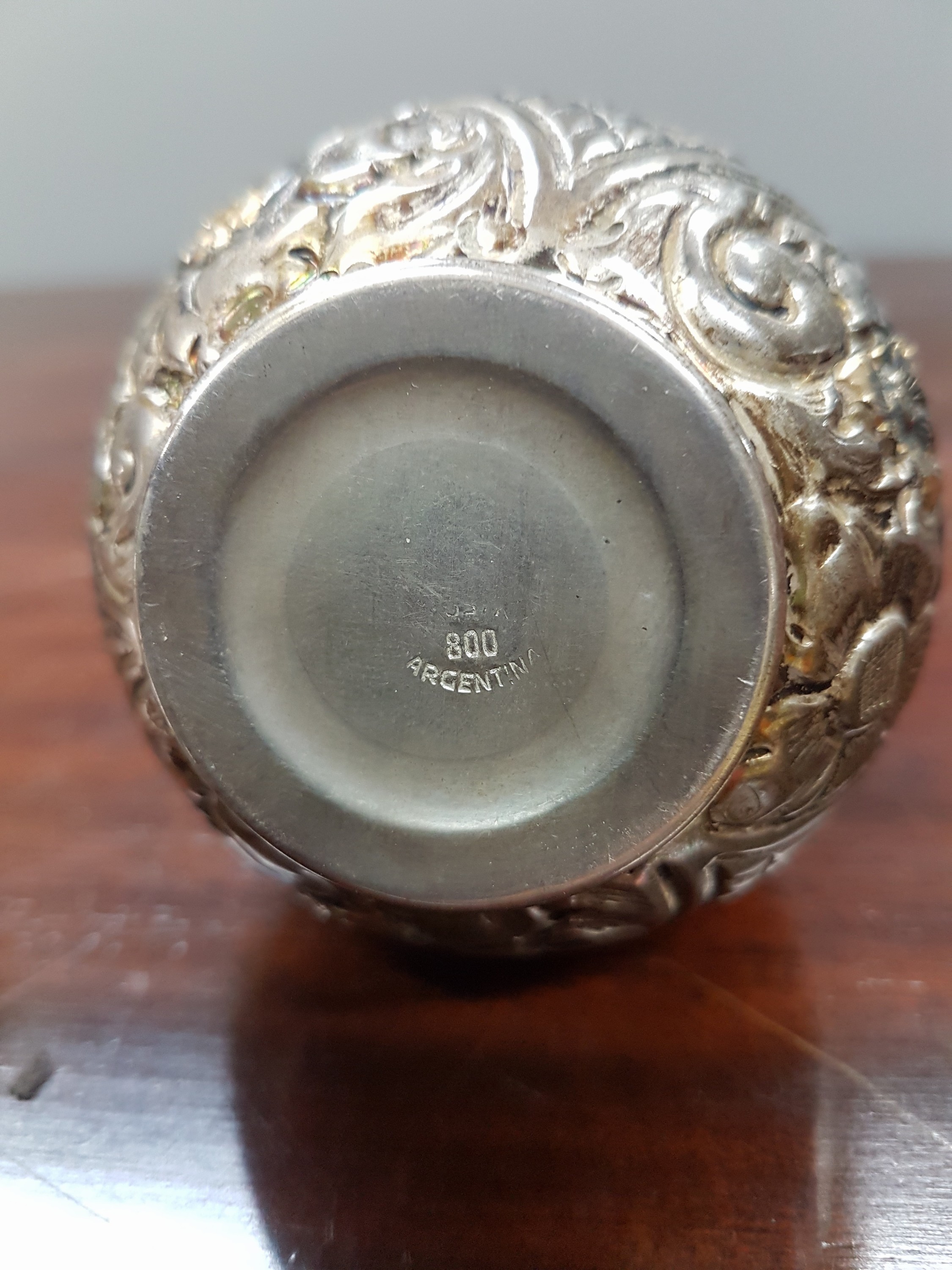 Detail e: Kleine Ziervase oder Mate-Becher, Argentinien, 20.Jh., Kalebasse mit Silbermontur, 800er, partiell vergoldet, am Boden gemarkt, H. 9 cm