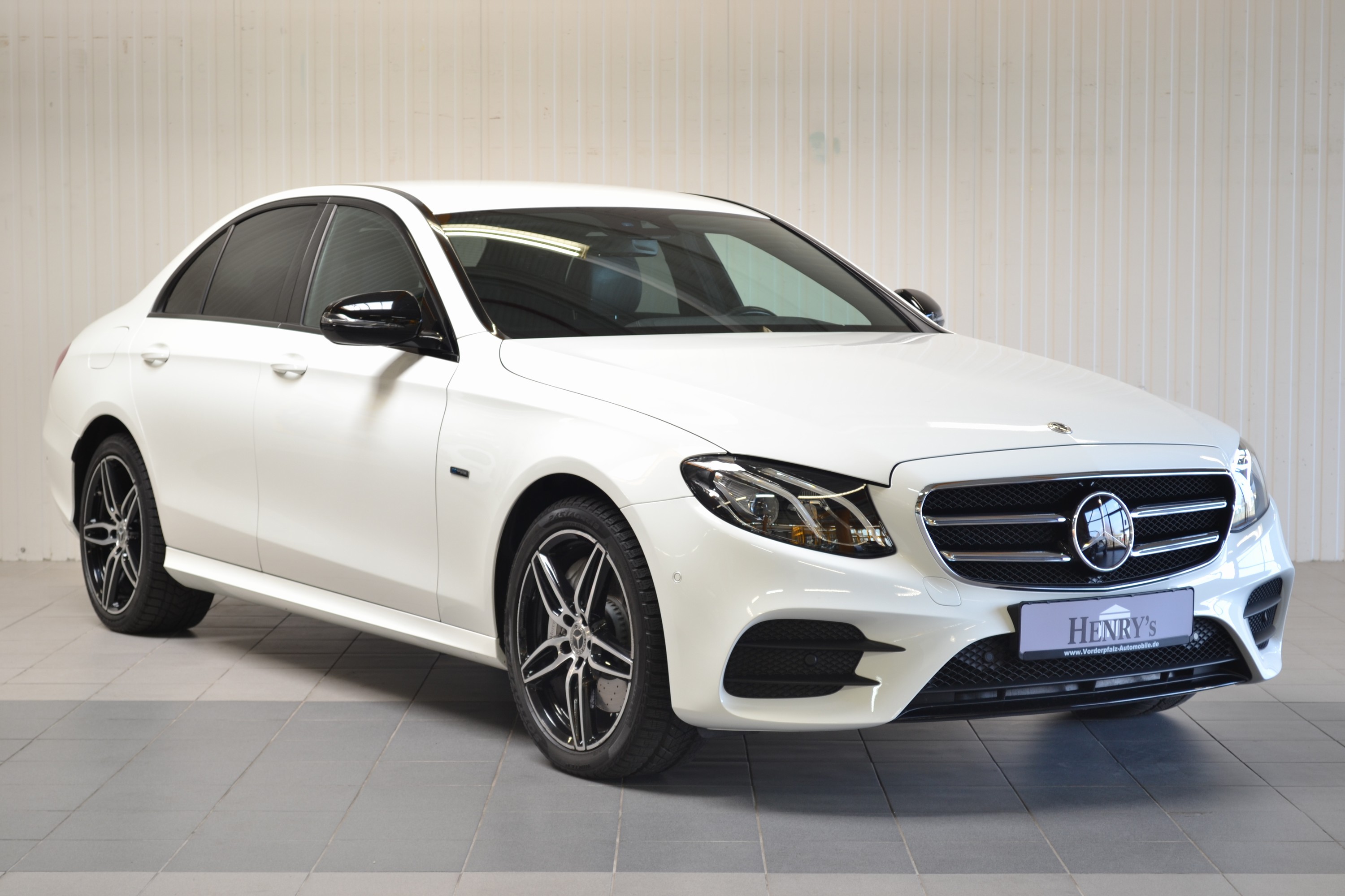 Mercedes-Benz E350e AMG-Line, Benzin/Hybrid, EZ 04/2018, Laufleistung 48.600 km, 2. Hand, 155kW/210 PS, Automatikgetriebe,Polarweiss, Teilleder ...