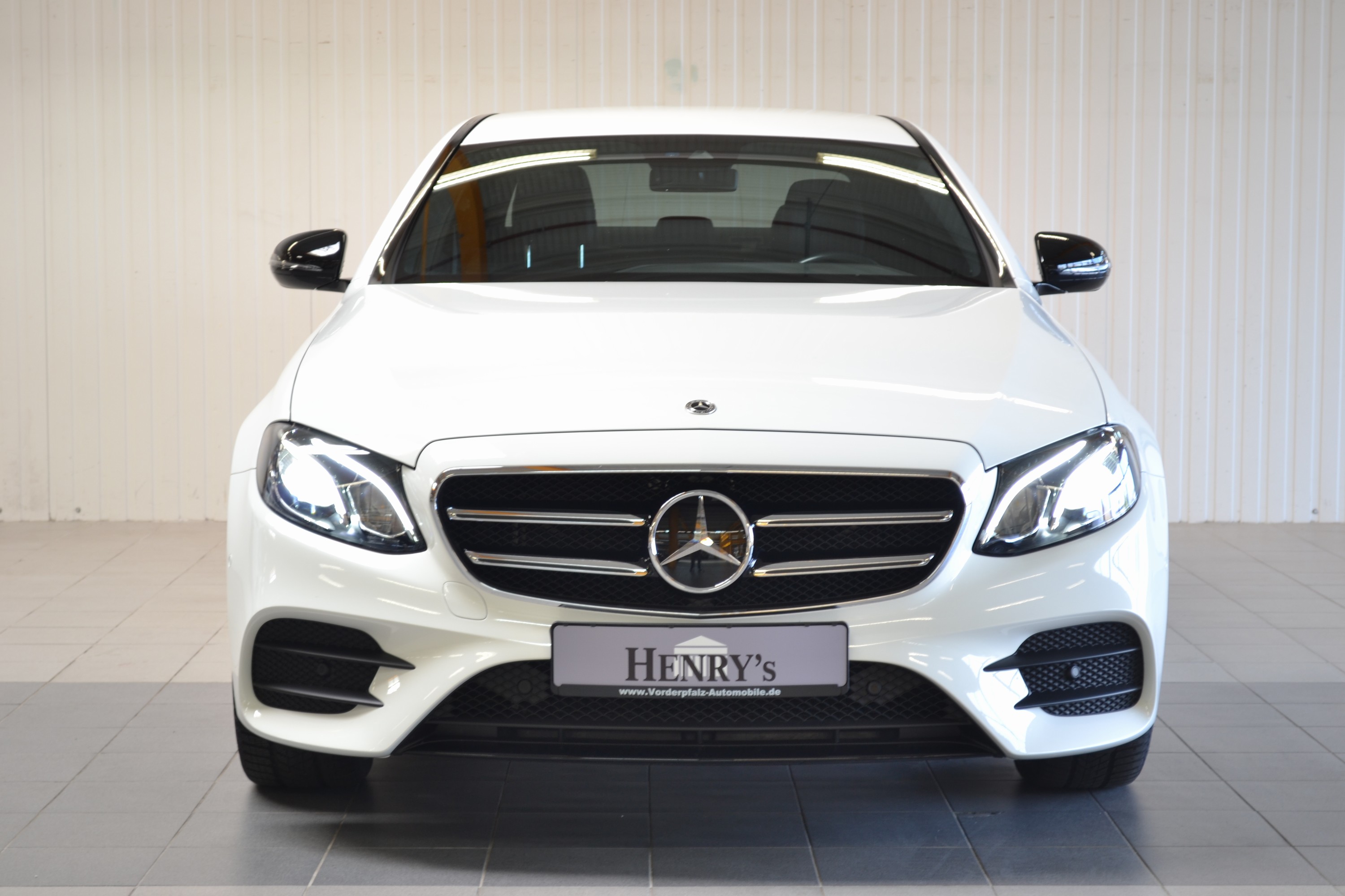 Detail a: Mercedes-Benz E350e AMG-Line, Benzin/Hybrid, EZ 04/2018, Laufleistung 48.600 km, 2. Hand, 155kW/210 PS, Automatikgetriebe,Polarweiss, Teilleder ...