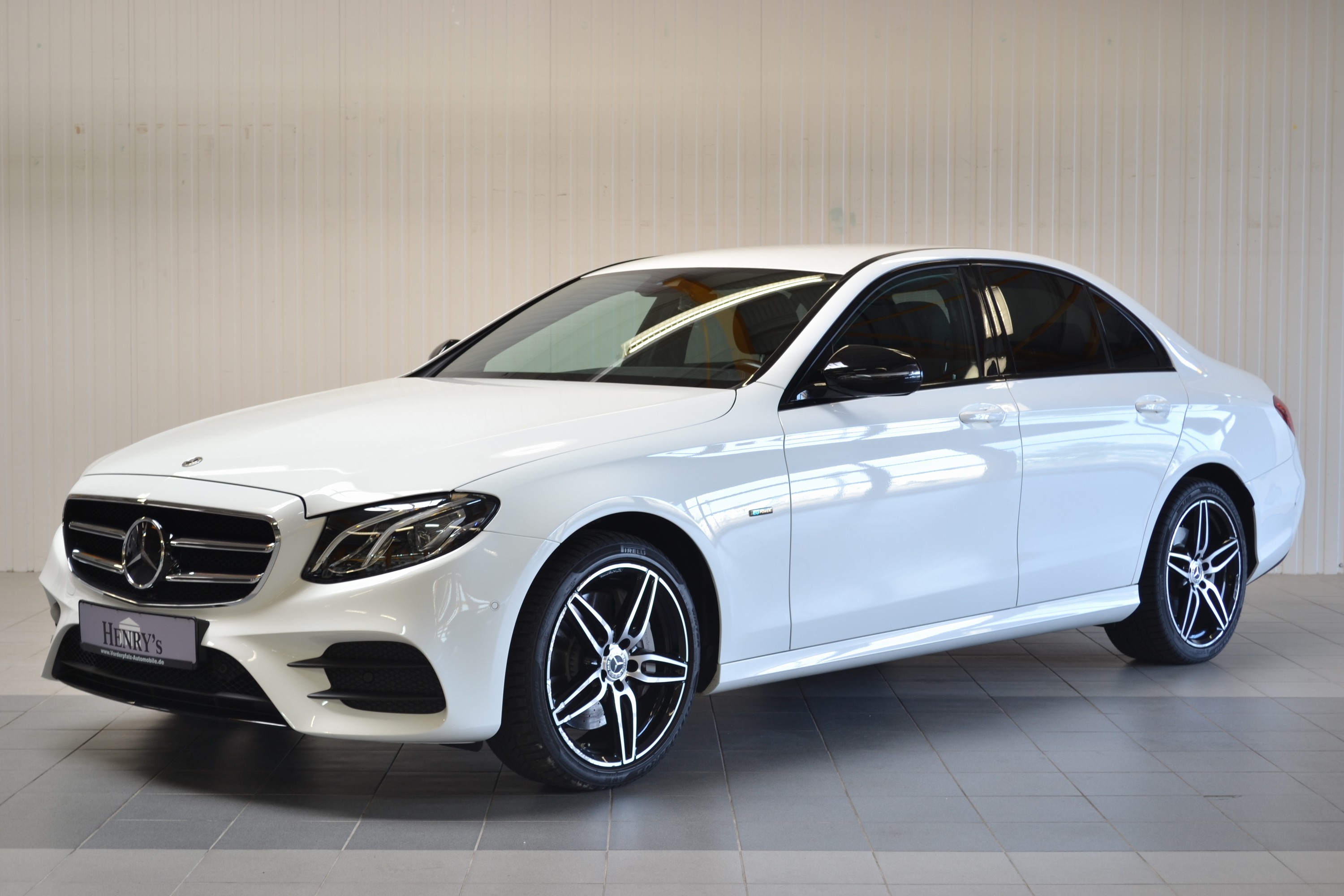 Detail b: Mercedes-Benz E350e AMG-Line, Benzin/Hybrid, EZ 04/2018, Laufleistung 48.600 km, 2. Hand, 155kW/210 PS, Automatikgetriebe,Polarweiss, Teilleder ...