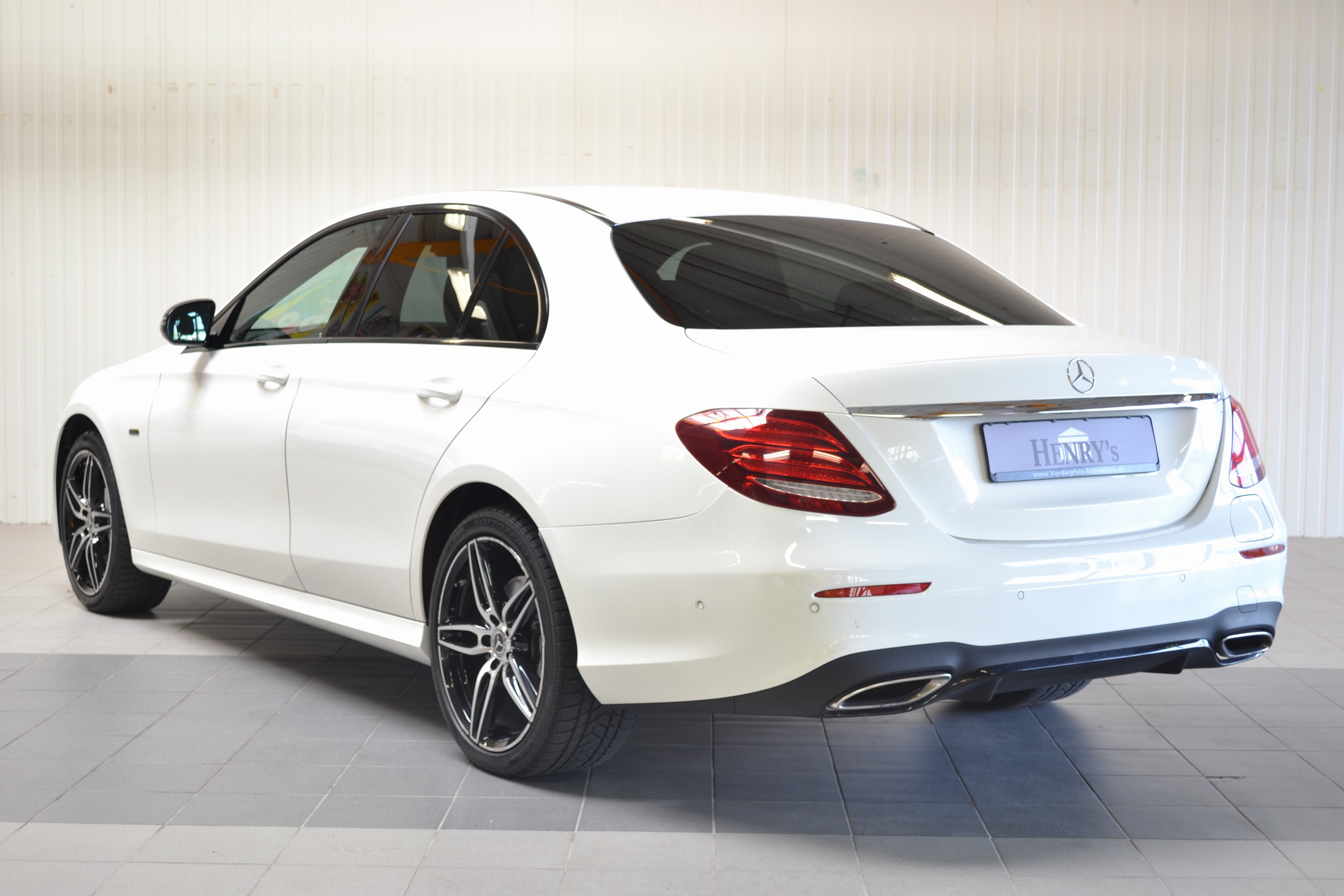 Detail c: Mercedes-Benz E350e AMG-Line, Benzin/Hybrid, EZ 04/2018, Laufleistung 48.600 km, 2. Hand, 155kW/210 PS, Automatikgetriebe,Polarweiss, Teilleder ...