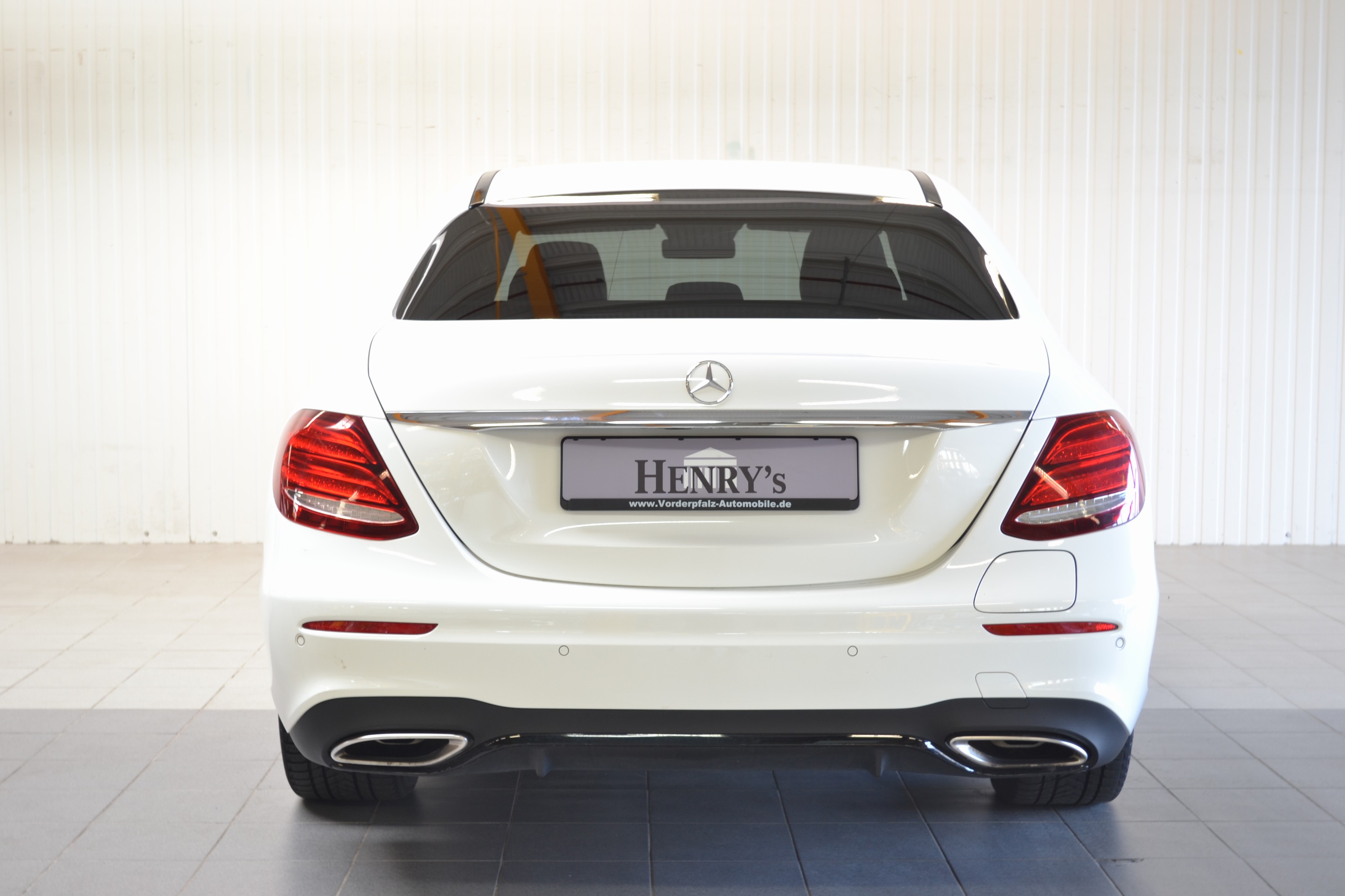 Detail d: Mercedes-Benz E350e AMG-Line, Benzin/Hybrid, EZ 04/2018, Laufleistung 48.600 km, 2. Hand, 155kW/210 PS, Automatikgetriebe,Polarweiss, Teilleder ...