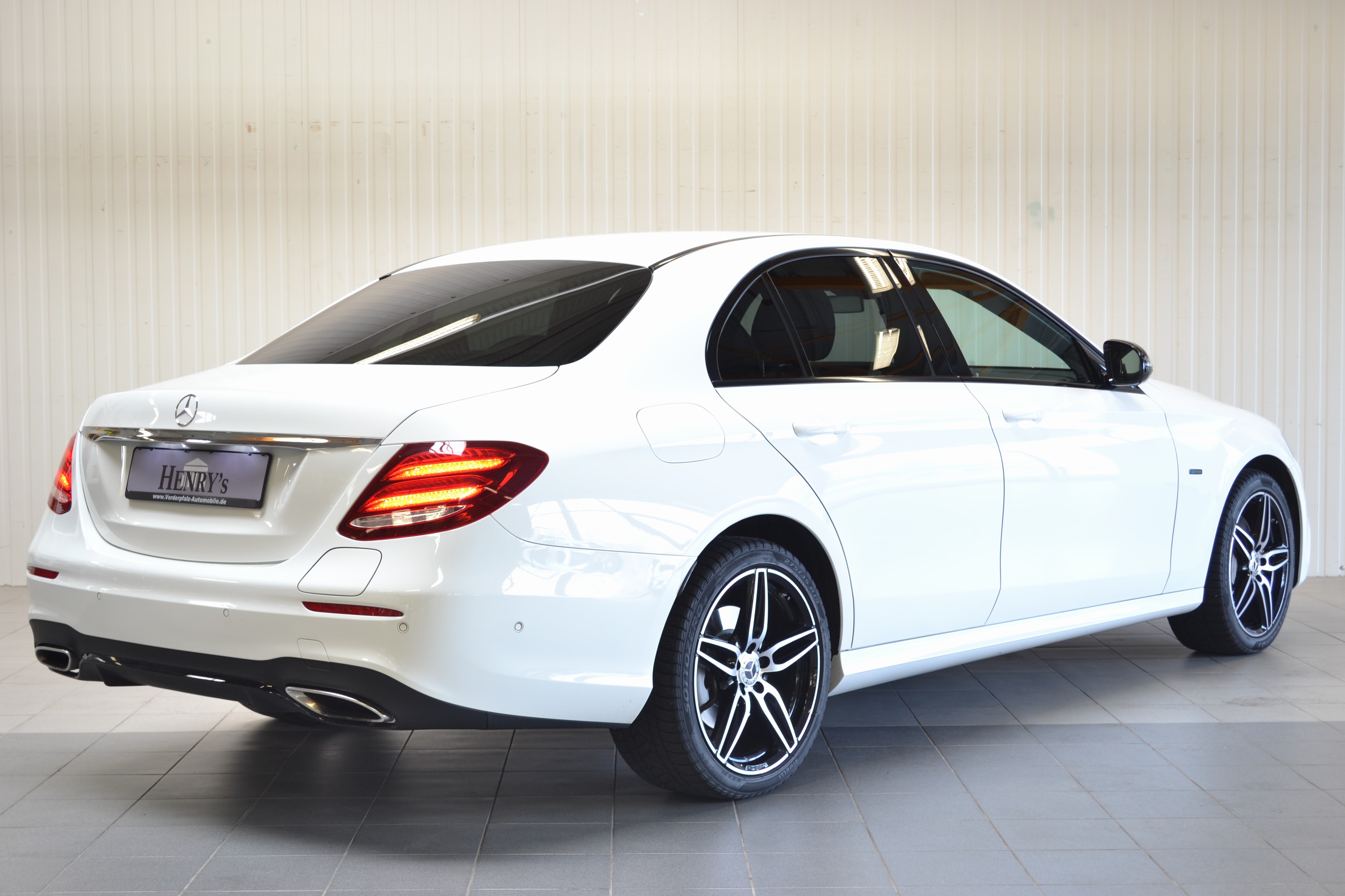 Detail e: Mercedes-Benz E350e AMG-Line, Benzin/Hybrid, EZ 04/2018, Laufleistung 48.600 km, 2. Hand, 155kW/210 PS, Automatikgetriebe,Polarweiss, Teilleder ...
