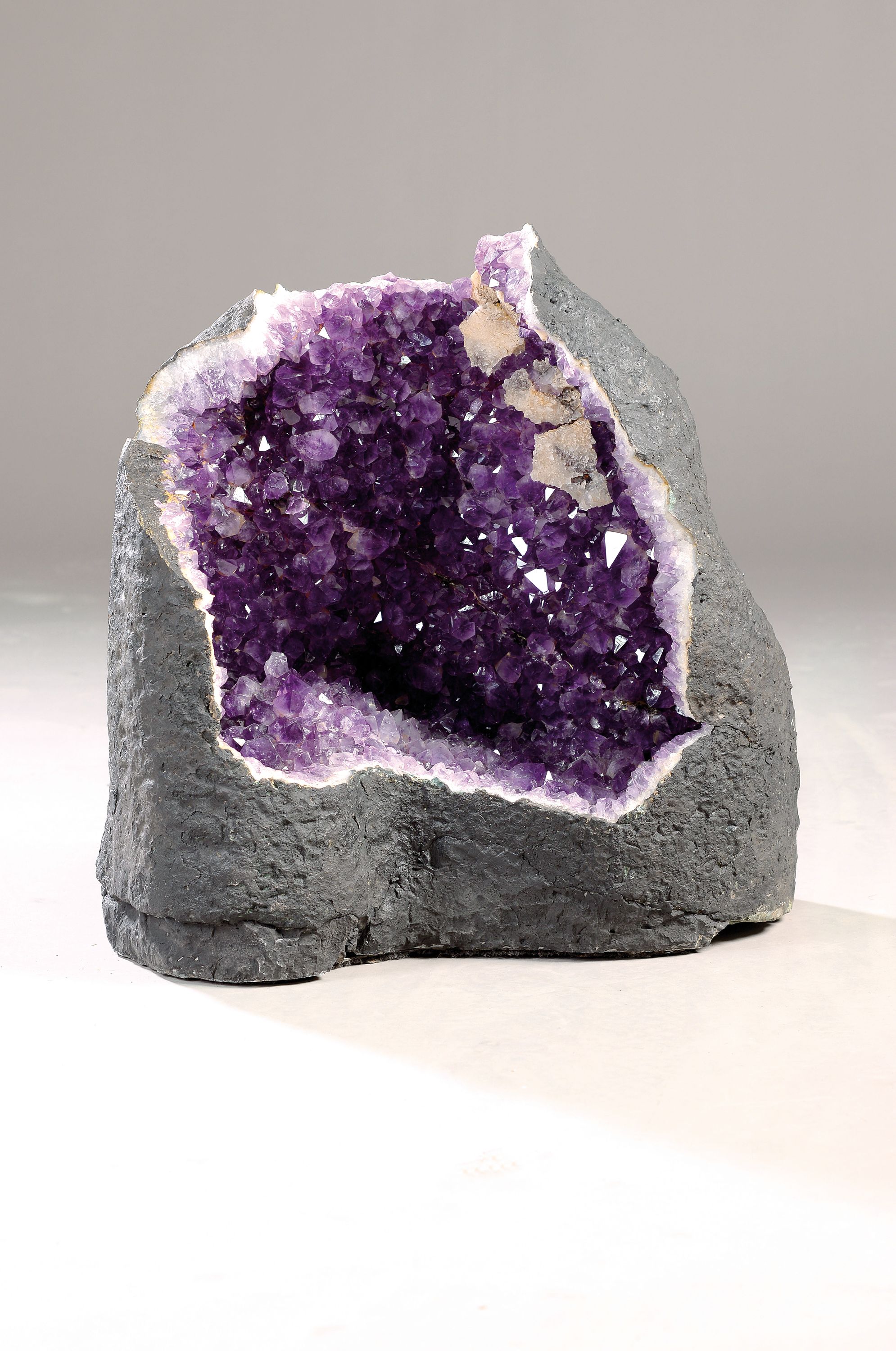 Schwere Amethyst-Druse, wohl Brasilien, leicht fragmentarischer Zustand (Spitze gebrochen), kräftig-dunkel violette Farbe, leichte ...