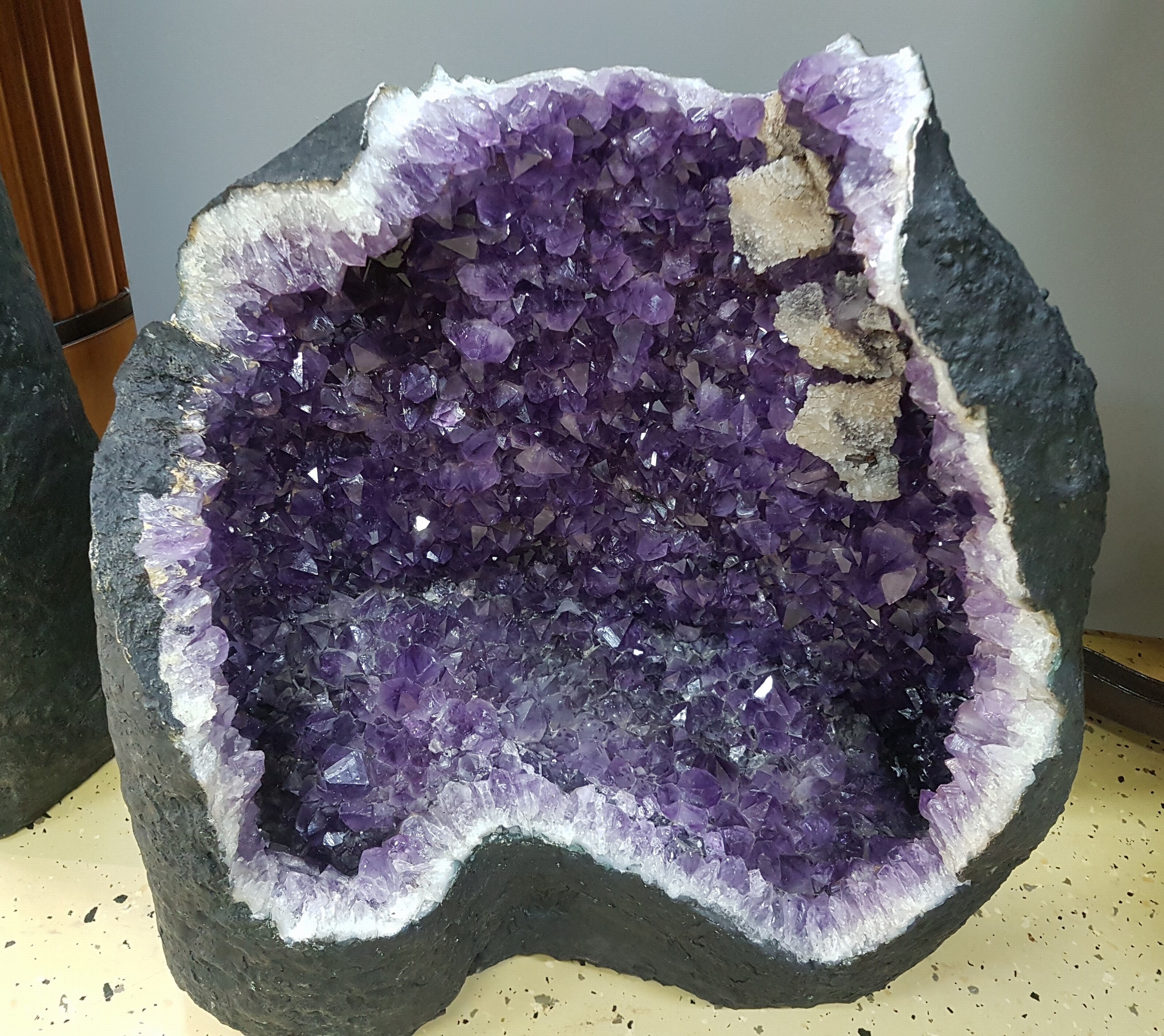 Detail a: Schwere Amethyst-Druse, wohl Brasilien, leicht fragmentarischer Zustand (Spitze gebrochen), kräftig-dunkel violette Farbe, leichte ...