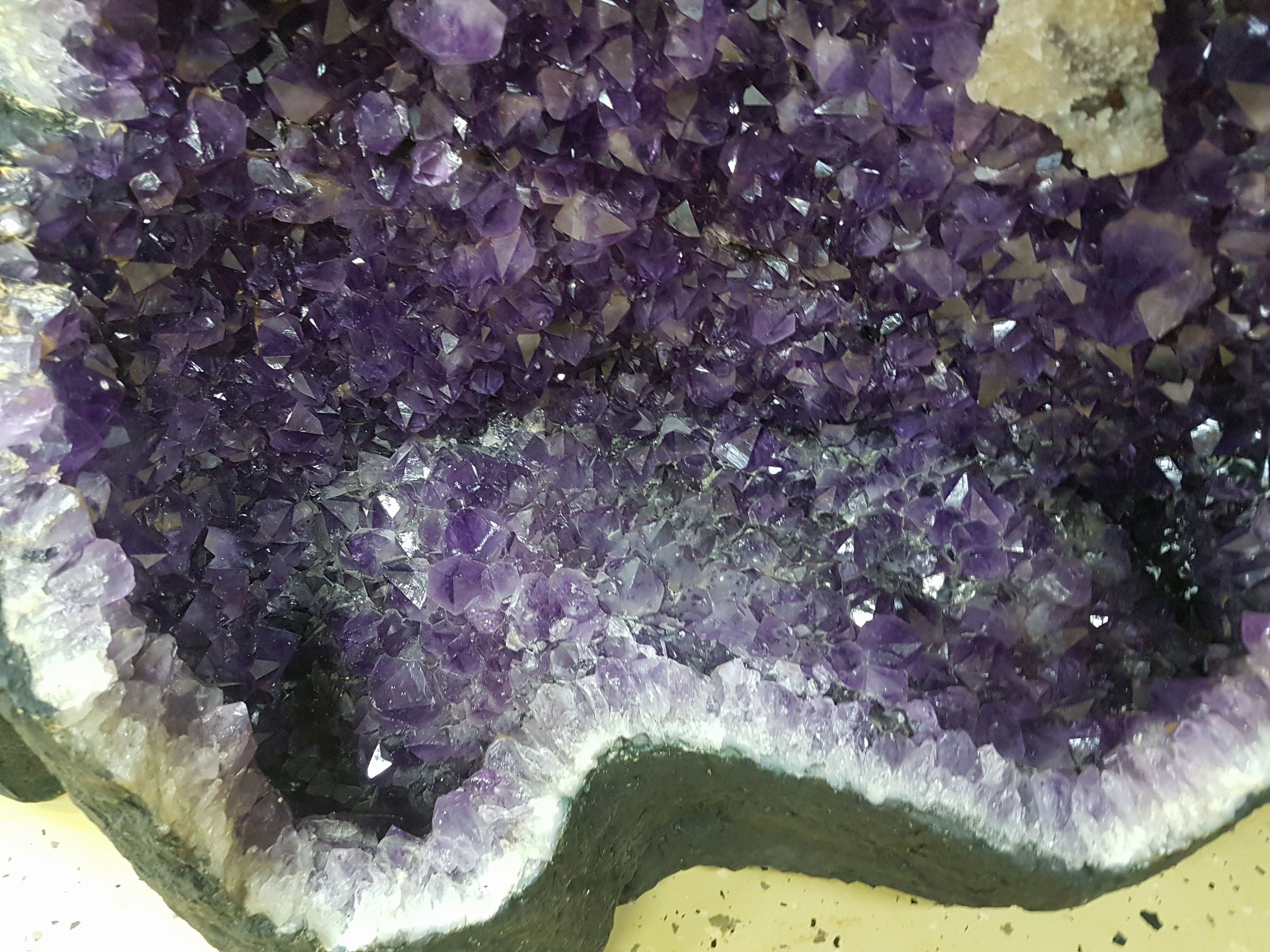 Detail b: Schwere Amethyst-Druse, wohl Brasilien, leicht fragmentarischer Zustand (Spitze gebrochen), kräftig-dunkel violette Farbe, leichte ...