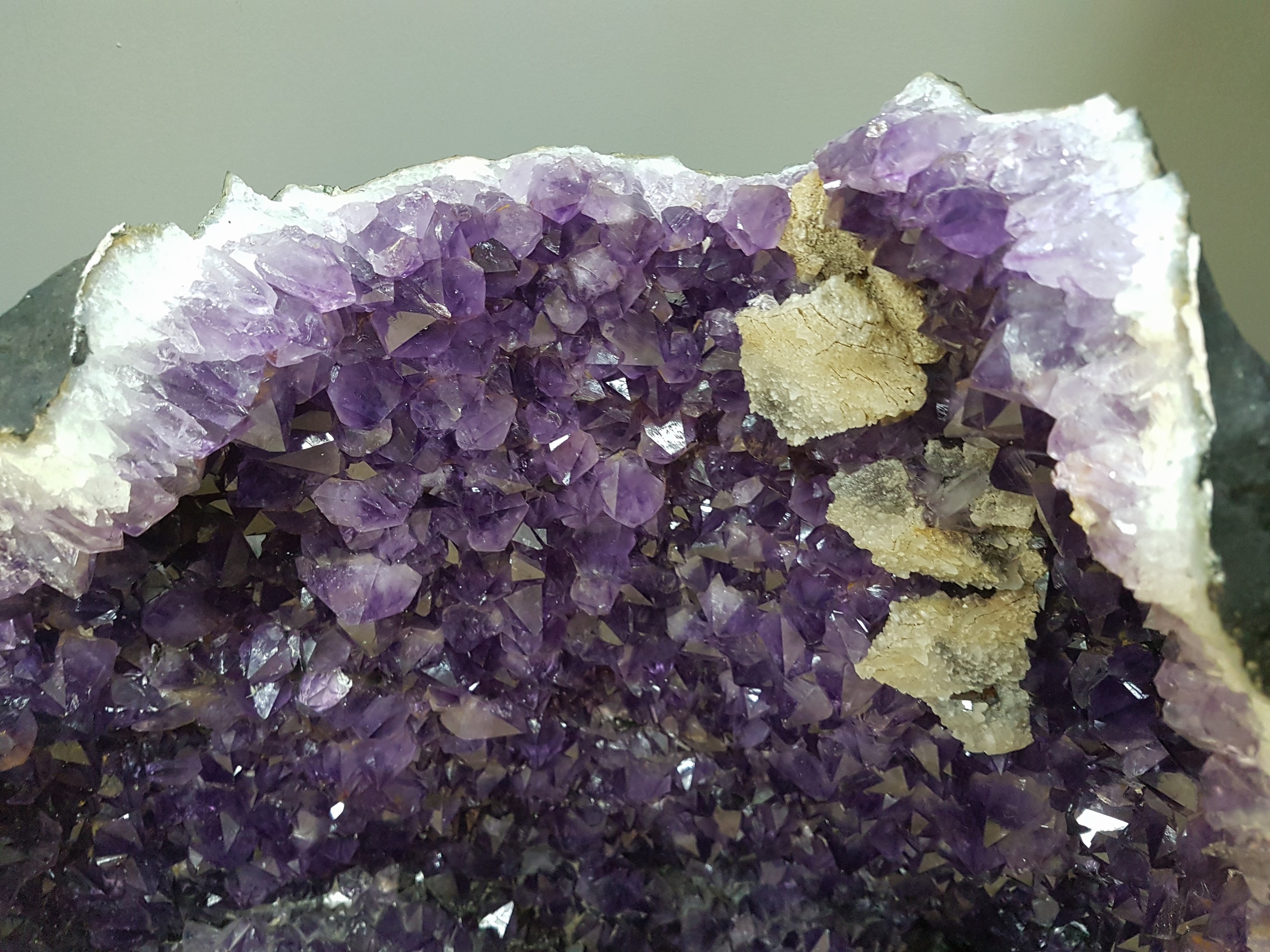 Detail c: Schwere Amethyst-Druse, wohl Brasilien, leicht fragmentarischer Zustand (Spitze gebrochen), kräftig-dunkel violette Farbe, leichte ...