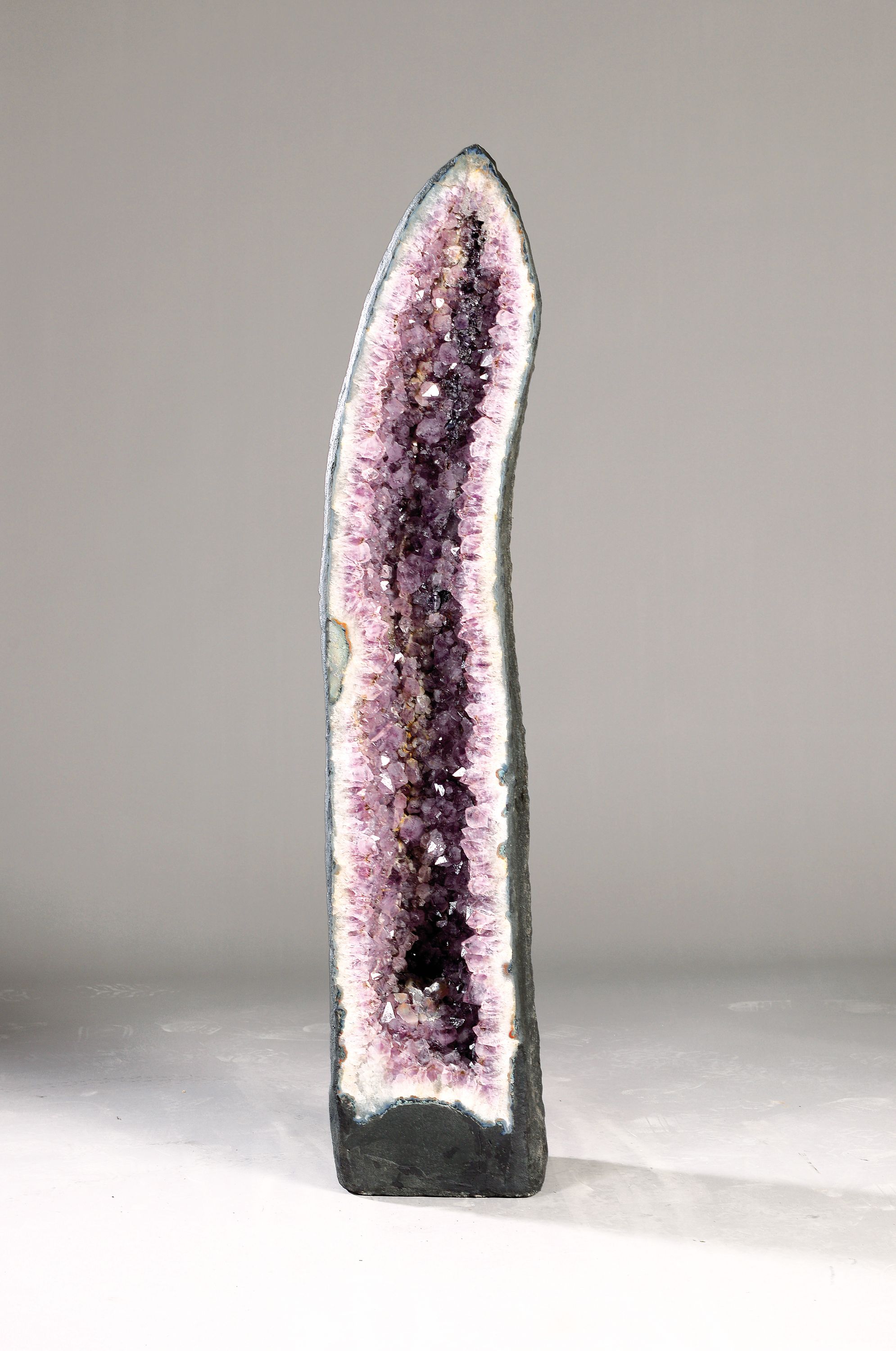 130cm hohe Amethyst-Druse, wohl Brasilien, geschliffene Front mit weißer Calcit-Rahmung, Inneres mit feinen lavendelfarbenen Amethyst- Kristallen, ...