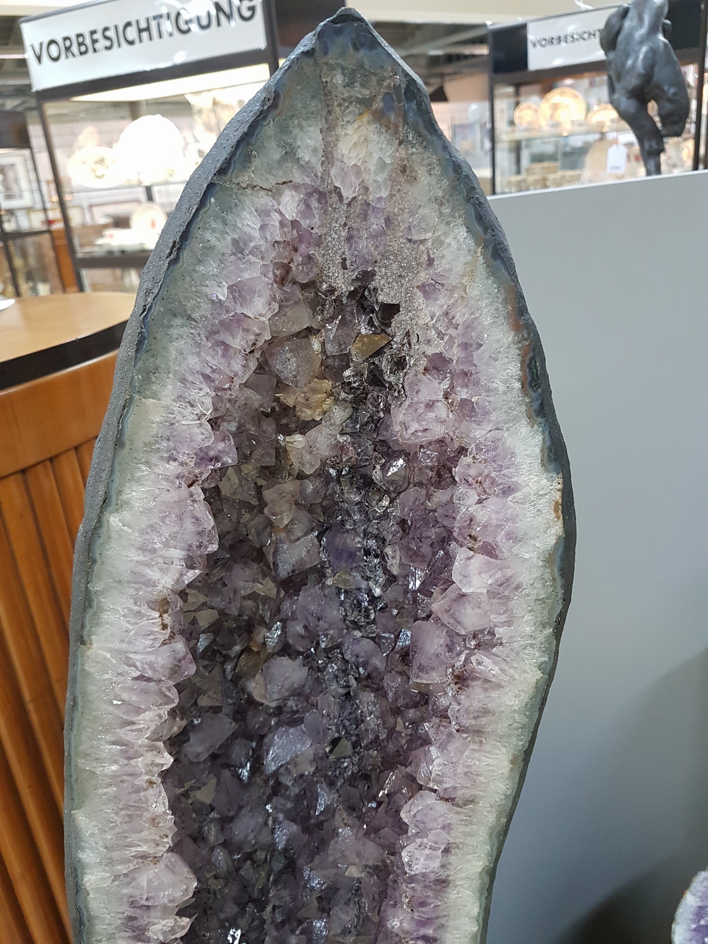 Detail a: 130cm hohe Amethyst-Druse, wohl Brasilien, geschliffene Front mit weißer Calcit-Rahmung, Inneres mit feinen lavendelfarbenen Amethyst- Kristallen, ...