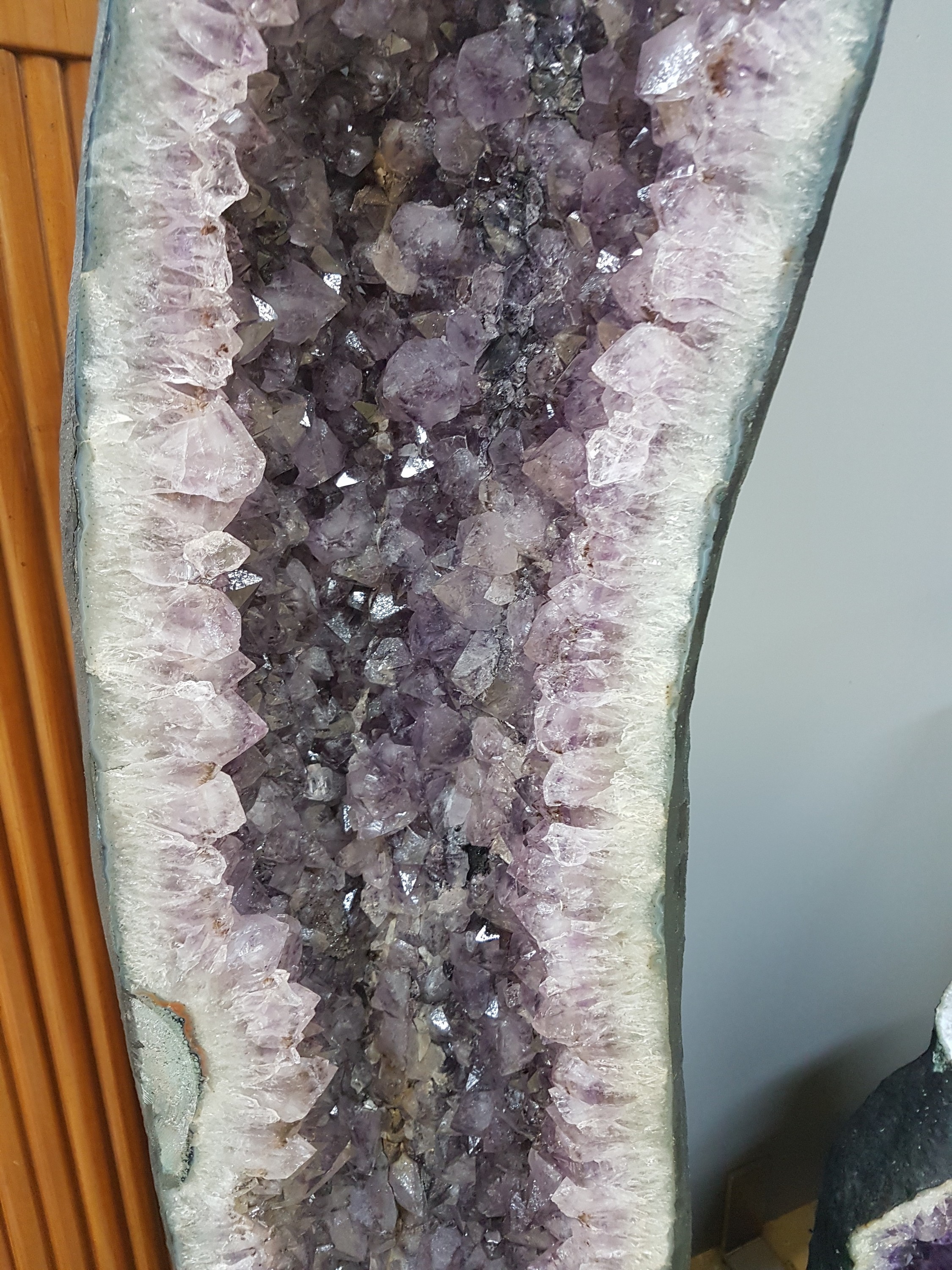 Detail b: 130cm hohe Amethyst-Druse, wohl Brasilien, geschliffene Front mit weißer Calcit-Rahmung, Inneres mit feinen lavendelfarbenen Amethyst- Kristallen, ...