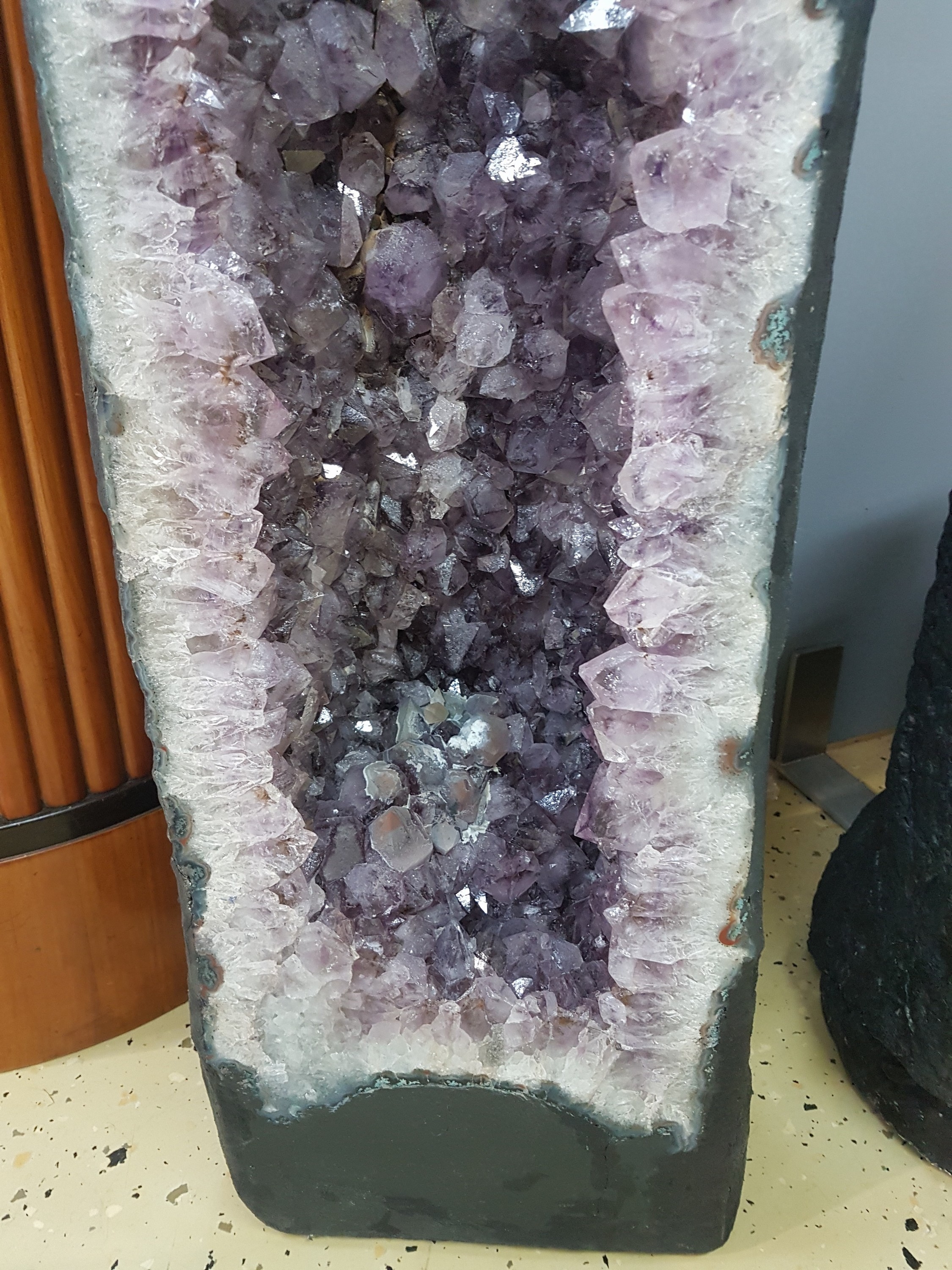 Detail c: 130cm hohe Amethyst-Druse, wohl Brasilien, geschliffene Front mit weißer Calcit-Rahmung, Inneres mit feinen lavendelfarbenen Amethyst- Kristallen, ...