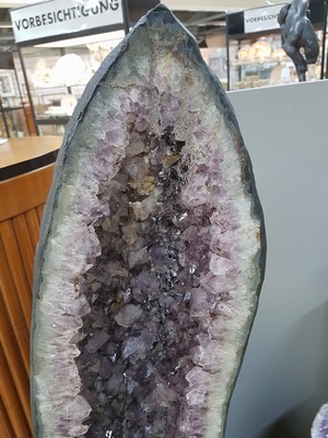 26778585a - 130cm high amethyst druse, probably Brazil, polished front with white calcite frame, interior with fine lavender-colored amethyst crystals, concrete base, total height approx. 130 cm, good condition, from a private collection in southern Germany