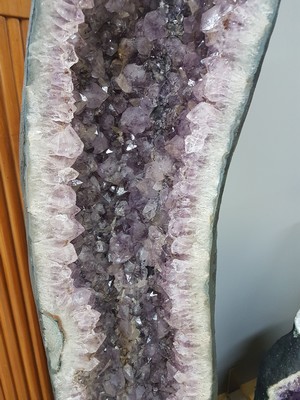 26778585b - 130cm high amethyst druse, probably Brazil, polished front with white calcite frame, interior with fine lavender-colored amethyst crystals, concrete base, total height approx. 130 cm, good condition, from a private collection in southern Germany