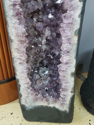 26778585c - 130cm high amethyst druse, probably Brazil, polished front with white calcite frame, interior with fine lavender-colored amethyst crystals, concrete base, total height approx. 130 cm, good condition, from a private collection in southern Germany