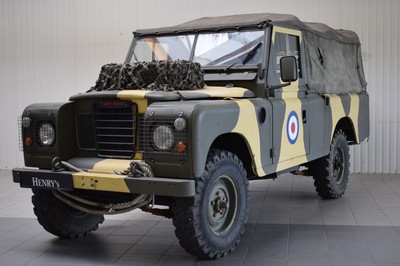 26778586b - Land Rover Serie III 109, Chassis Number: SALLBCAH1AA198079, first registered 07/1983, owners not known, mileage approx. 65.816 miles read, historical registration, 51 kW/70 hp, 4- cylinder, manual transmission, invoice from Land Rover for 2,613.92 euros dated 08/2021. Among other things, the carburetor was mounted and adjusted, choke cable renewed, clutch cylinder and line renewed. Report for the classification of a historical vehicle from 05/2020