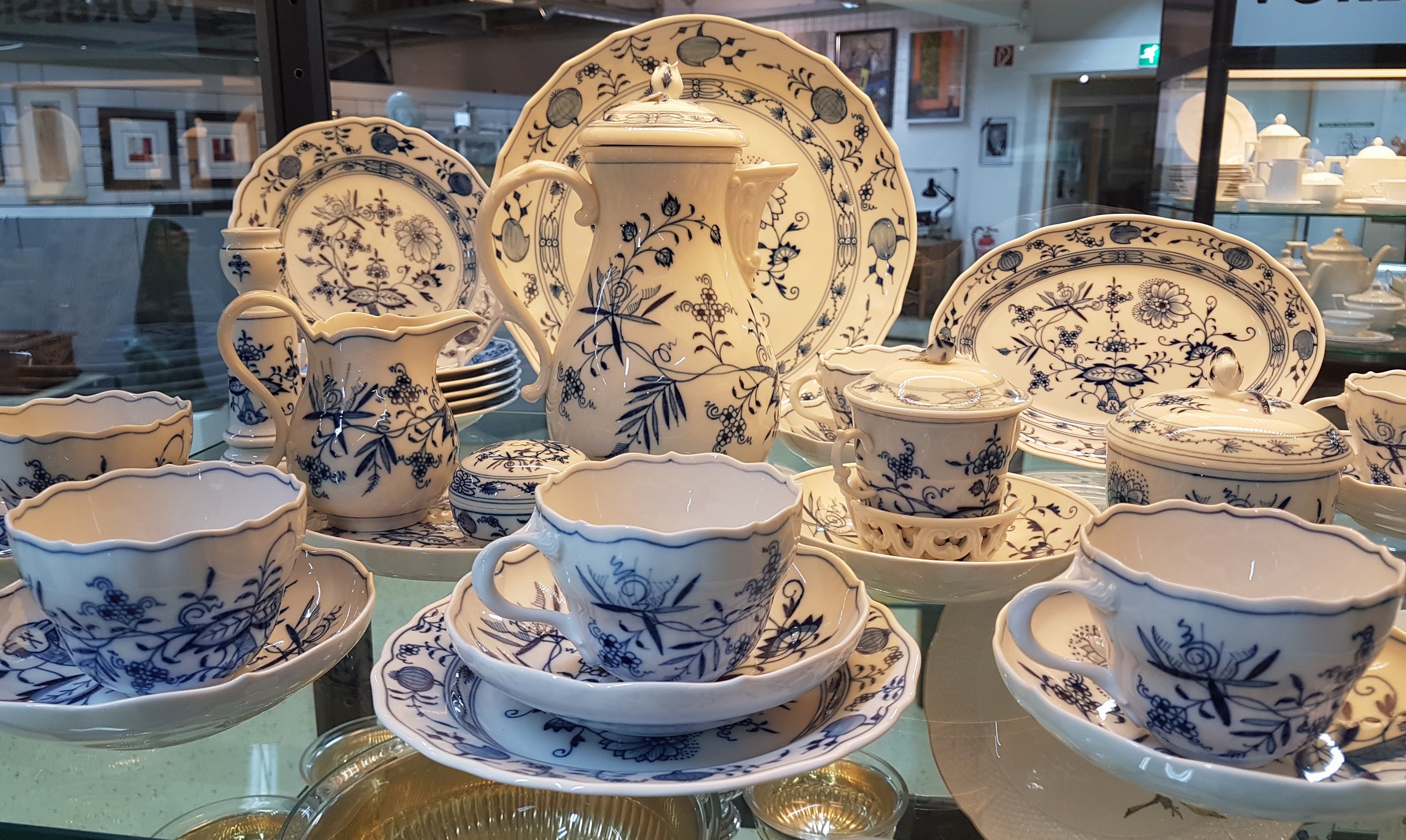 Detail a: Kaffeeservice, Meissen, 20. Jh., Zwiebelmuster, z.T. 2. Wahl, 7 Tassen mit Untertassen, 7 Dessertteller, Zuckerdose, Milchkanne, Kaffeekanne, ...
