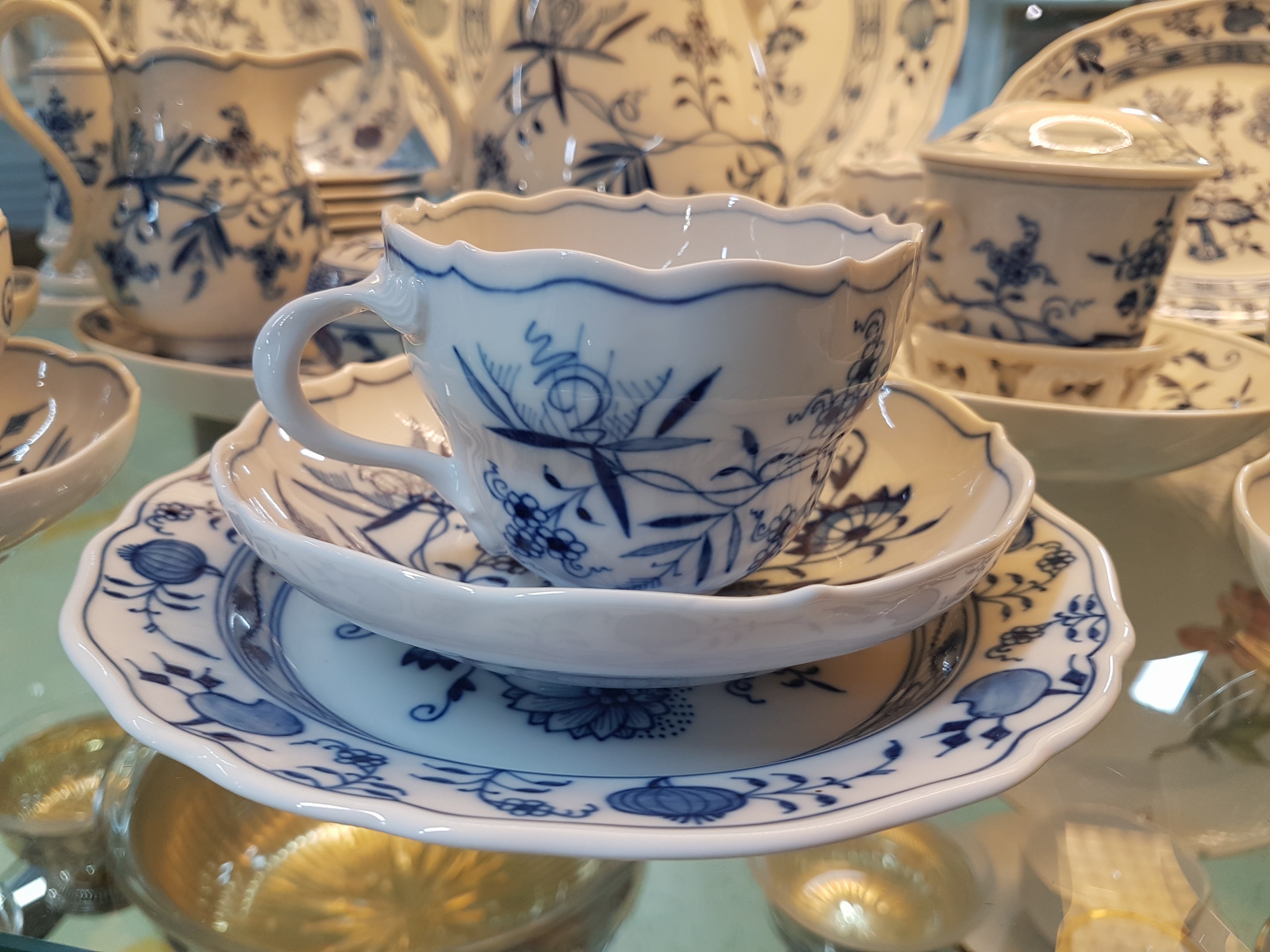 Detail b: Kaffeeservice, Meissen, 20. Jh., Zwiebelmuster, z.T. 2. Wahl, 7 Tassen mit Untertassen, 7 Dessertteller, Zuckerdose, Milchkanne, Kaffeekanne, ...