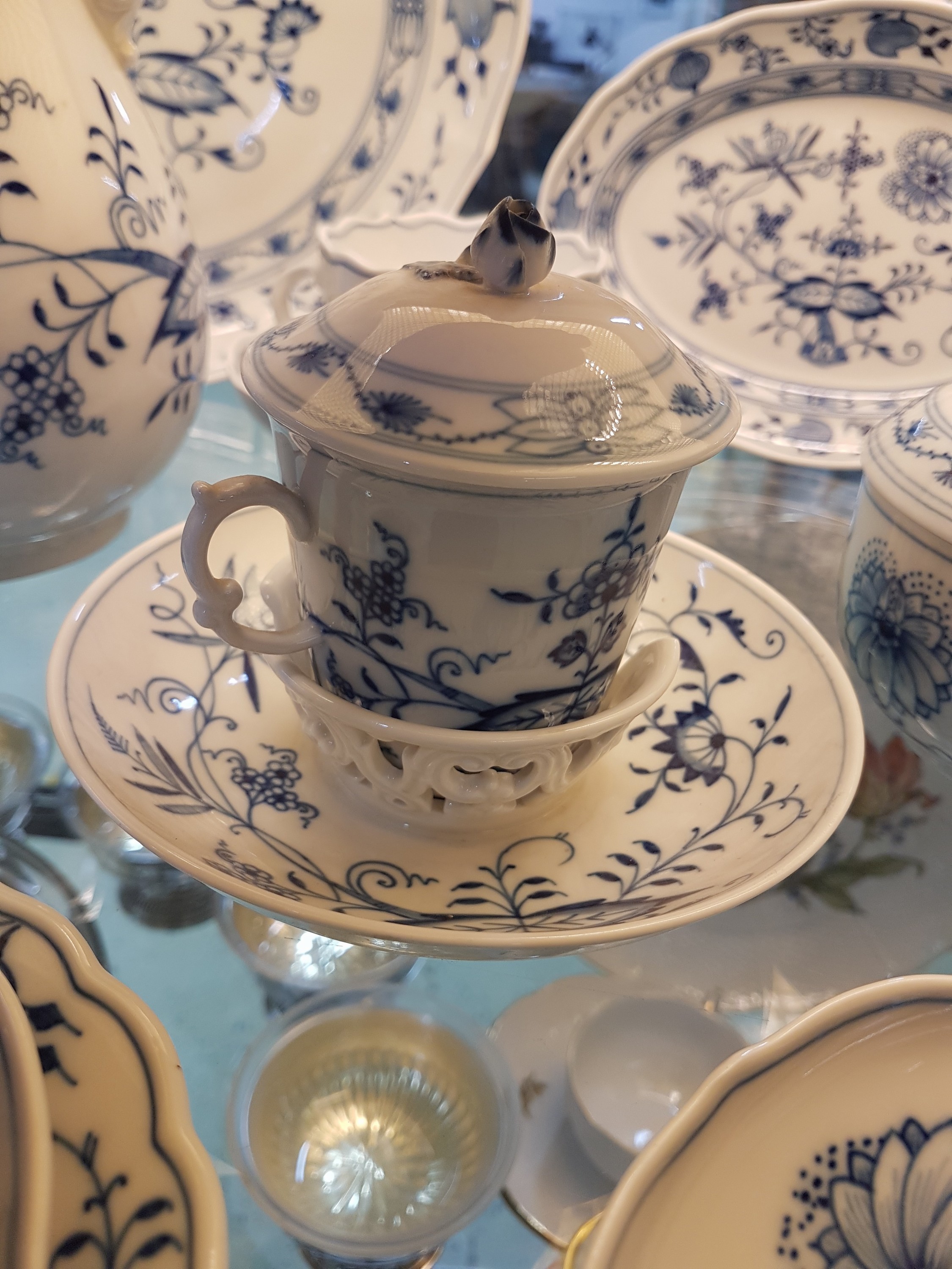 Detail c: Kaffeeservice, Meissen, 20. Jh., Zwiebelmuster, z.T. 2. Wahl, 7 Tassen mit Untertassen, 7 Dessertteller, Zuckerdose, Milchkanne, Kaffeekanne, ...
