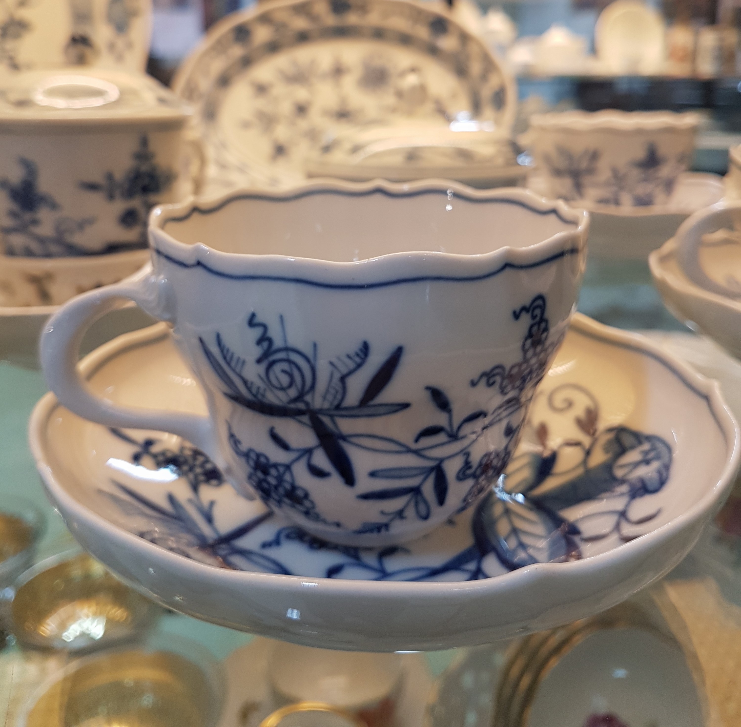Detail g: Kaffeeservice, Meissen, 20. Jh., Zwiebelmuster, z.T. 2. Wahl, 7 Tassen mit Untertassen, 7 Dessertteller, Zuckerdose, Milchkanne, Kaffeekanne, ...