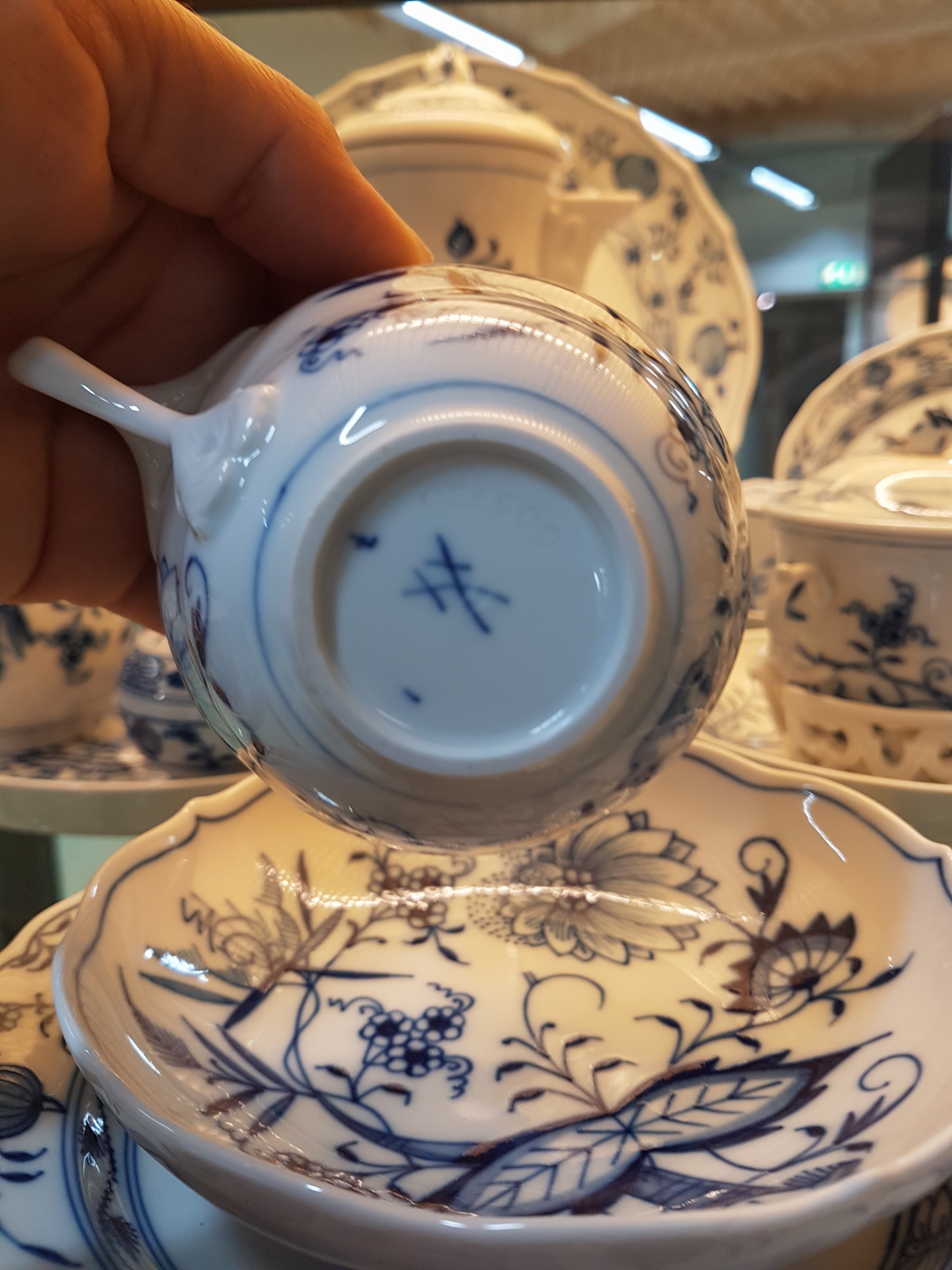 Detail h: Kaffeeservice, Meissen, 20. Jh., Zwiebelmuster, z.T. 2. Wahl, 7 Tassen mit Untertassen, 7 Dessertteller, Zuckerdose, Milchkanne, Kaffeekanne, ...