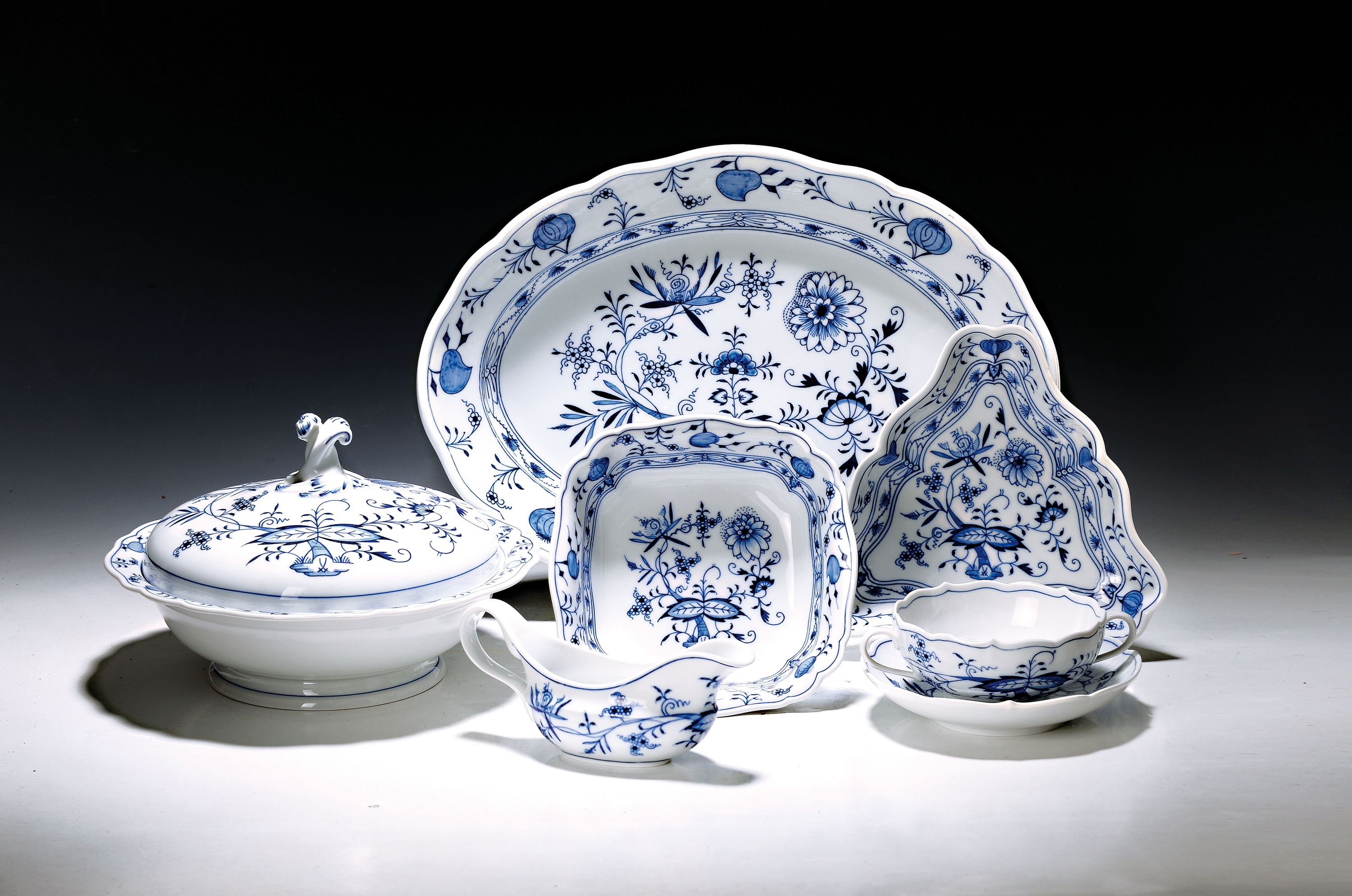 Speiseservice, Meissen, 20. Jh., Zwiebelmuster, 2. Wahl, 8 Menüteller, 8 Vorspeisen/Dessertteller D. 22 cm, 8 Brotteller D. 16 cm, 2 versch. ...