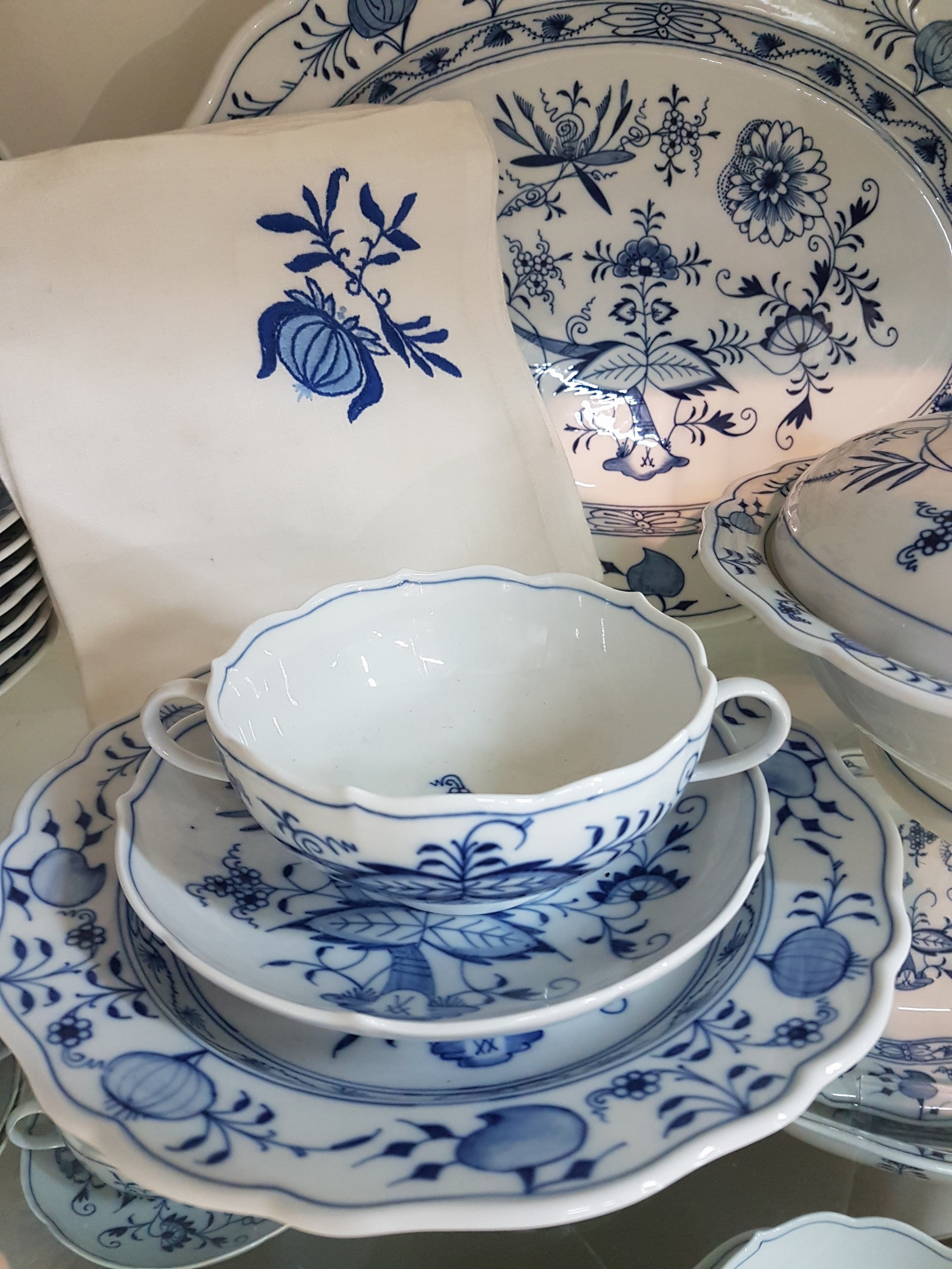 Detail c: Speiseservice, Meissen, 20. Jh., Zwiebelmuster, 2. Wahl, 8 Menüteller, 8 Vorspeisen/Dessertteller D. 22 cm, 8 Brotteller D. 16 cm, 2 versch. ...
