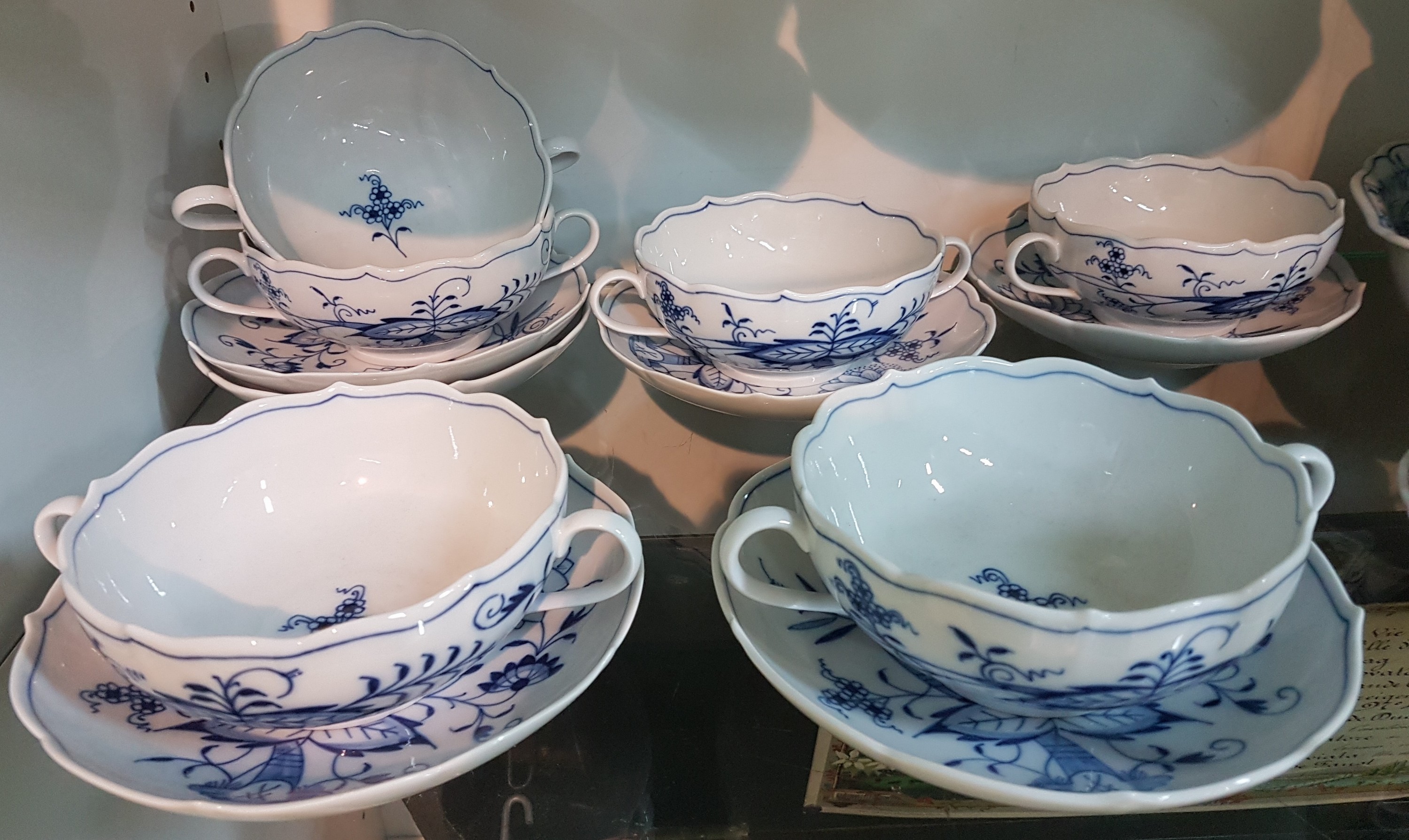 Detail d: Speiseservice, Meissen, 20. Jh., Zwiebelmuster, 2. Wahl, 8 Menüteller, 8 Vorspeisen/Dessertteller D. 22 cm, 8 Brotteller D. 16 cm, 2 versch. ...