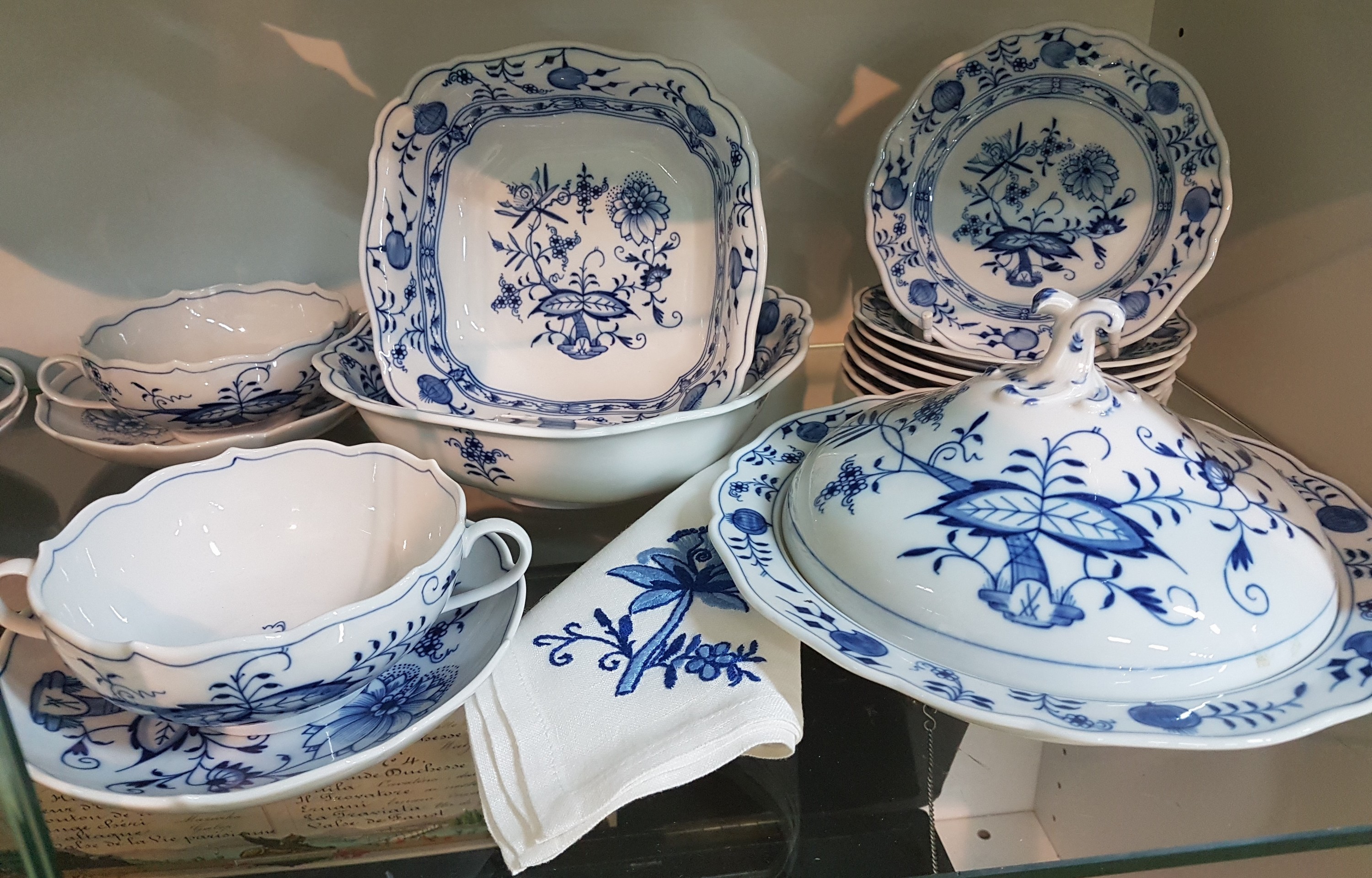 Detail e: Speiseservice, Meissen, 20. Jh., Zwiebelmuster, 2. Wahl, 8 Menüteller, 8 Vorspeisen/Dessertteller D. 22 cm, 8 Brotteller D. 16 cm, 2 versch. ...