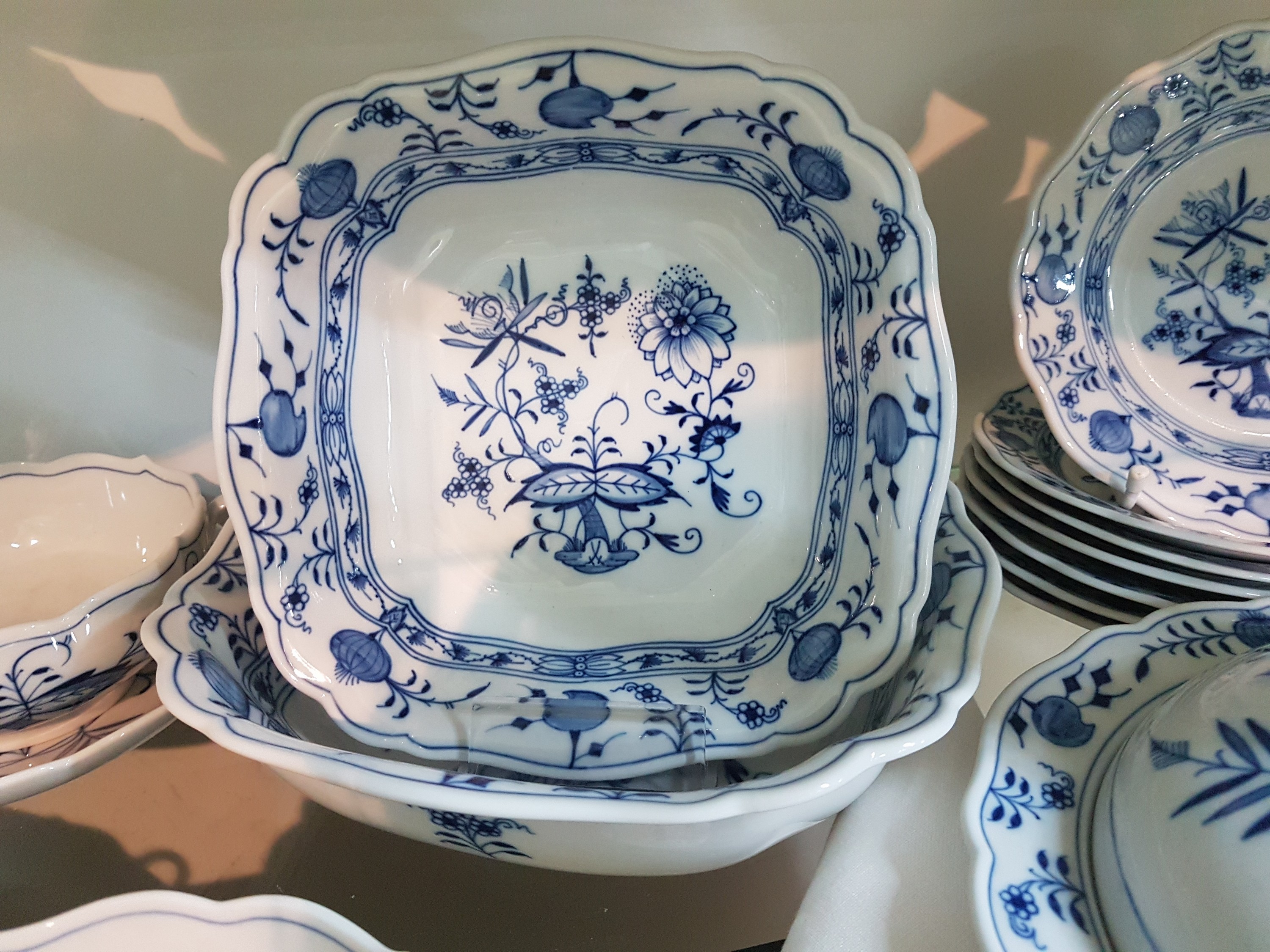 Detail g: Speiseservice, Meissen, 20. Jh., Zwiebelmuster, 2. Wahl, 8 Menüteller, 8 Vorspeisen/Dessertteller D. 22 cm, 8 Brotteller D. 16 cm, 2 versch. ...