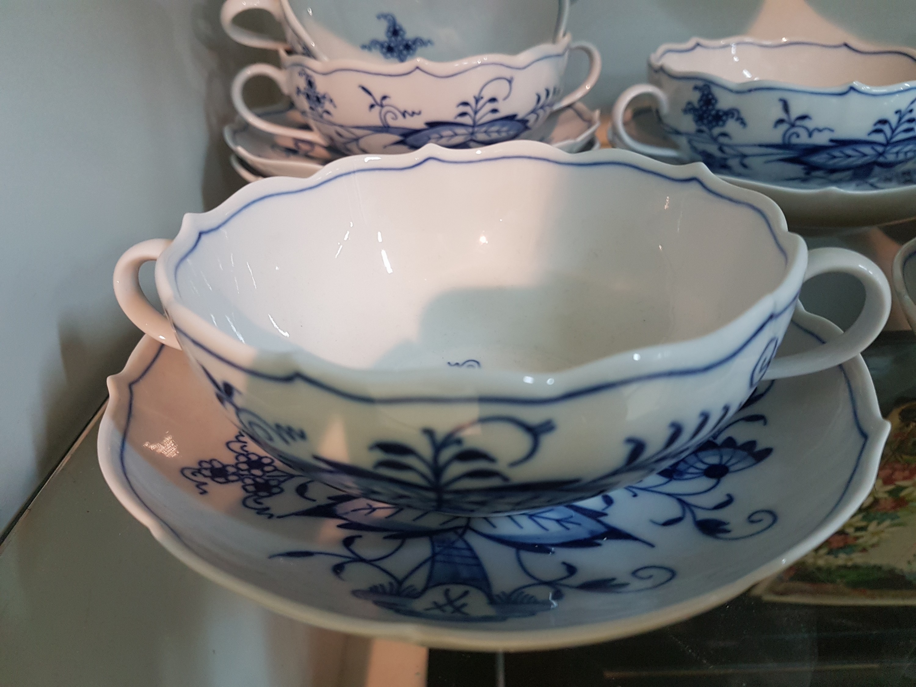 Detail h: Speiseservice, Meissen, 20. Jh., Zwiebelmuster, 2. Wahl, 8 Menüteller, 8 Vorspeisen/Dessertteller D. 22 cm, 8 Brotteller D. 16 cm, 2 versch. ...