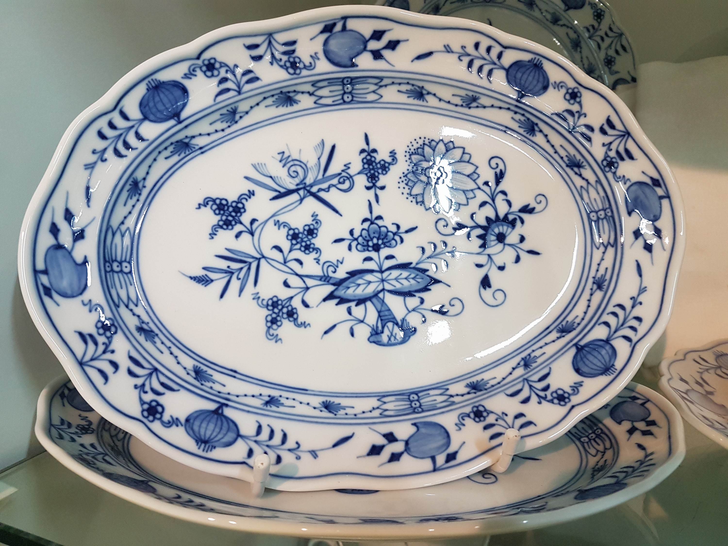 Detail i: Speiseservice, Meissen, 20. Jh., Zwiebelmuster, 2. Wahl, 8 Menüteller, 8 Vorspeisen/Dessertteller D. 22 cm, 8 Brotteller D. 16 cm, 2 versch. ...