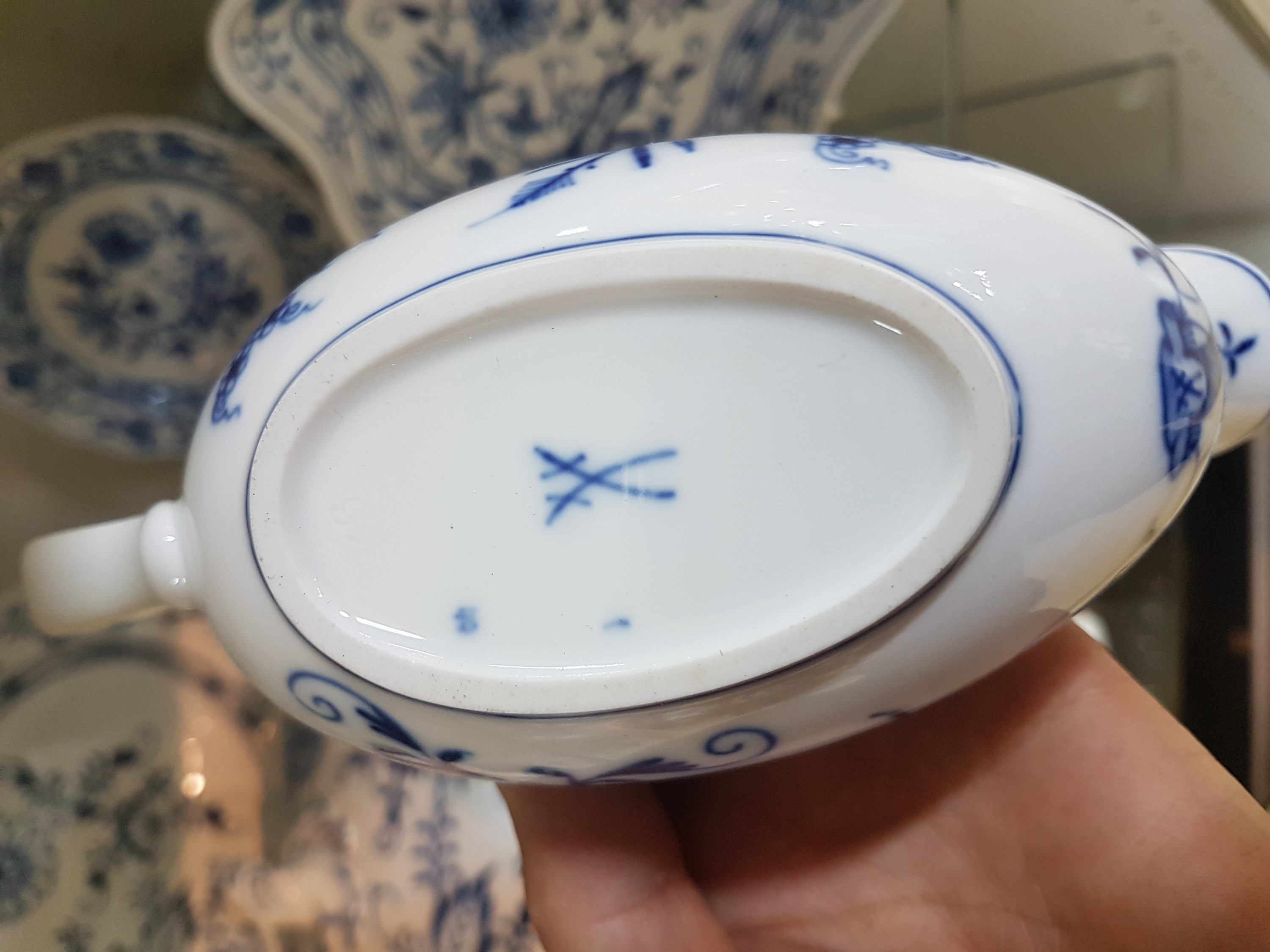 Detail j: Speiseservice, Meissen, 20. Jh., Zwiebelmuster, 2. Wahl, 8 Menüteller, 8 Vorspeisen/Dessertteller D. 22 cm, 8 Brotteller D. 16 cm, 2 versch. ...