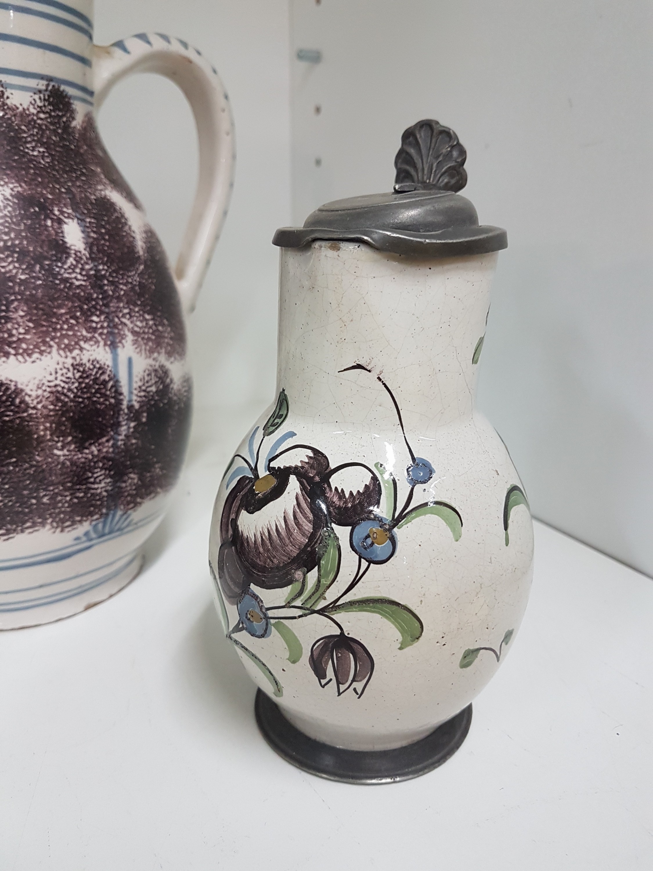 Detail a: Sieben Krüge, deutsch, 18. Jh., meist Fayence, Walzenkrüge mit Zinndeckel, bemalt, ein Krug mit l. Bestoßungen, ein Krug mit Sprung, zwei ...