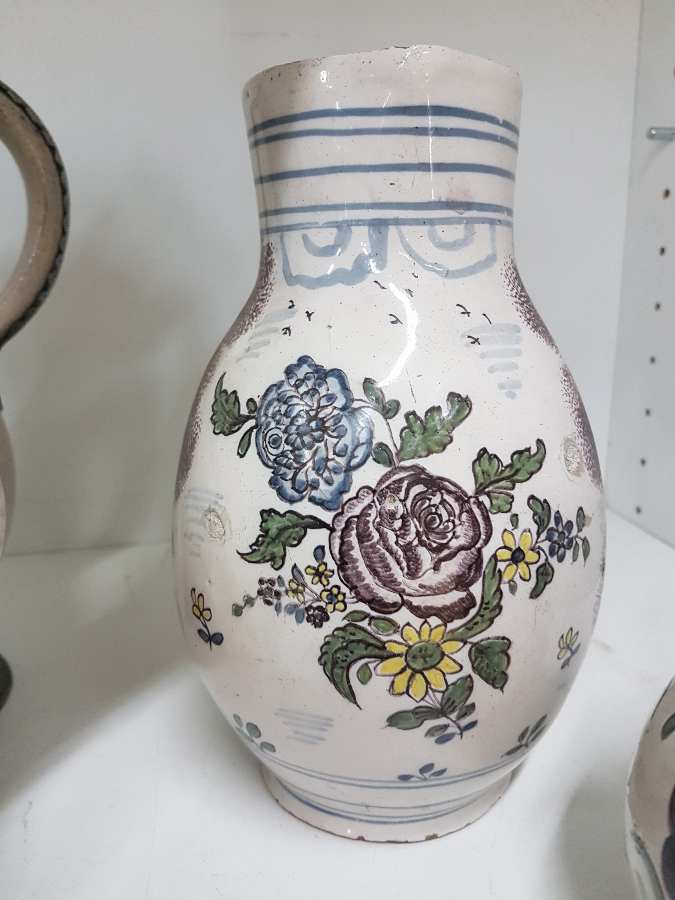 Detail c: Sieben Krüge, deutsch, 18. Jh., meist Fayence, Walzenkrüge mit Zinndeckel, bemalt, ein Krug mit l. Bestoßungen, ein Krug mit Sprung, zwei ...