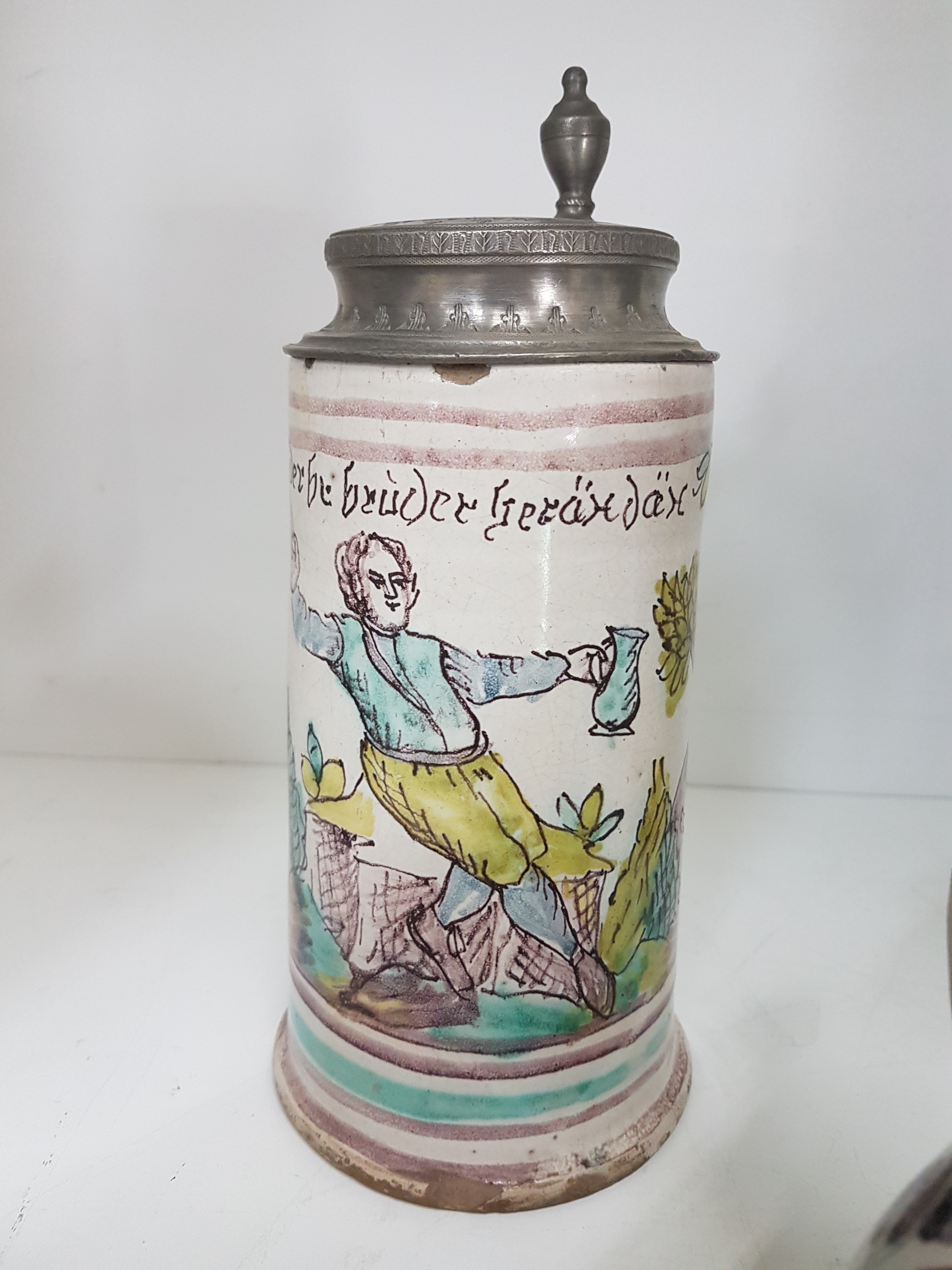 Detail i: Sieben Krüge, deutsch, 18. Jh., meist Fayence, Walzenkrüge mit Zinndeckel, bemalt, ein Krug mit l. Bestoßungen, ein Krug mit Sprung, zwei ...