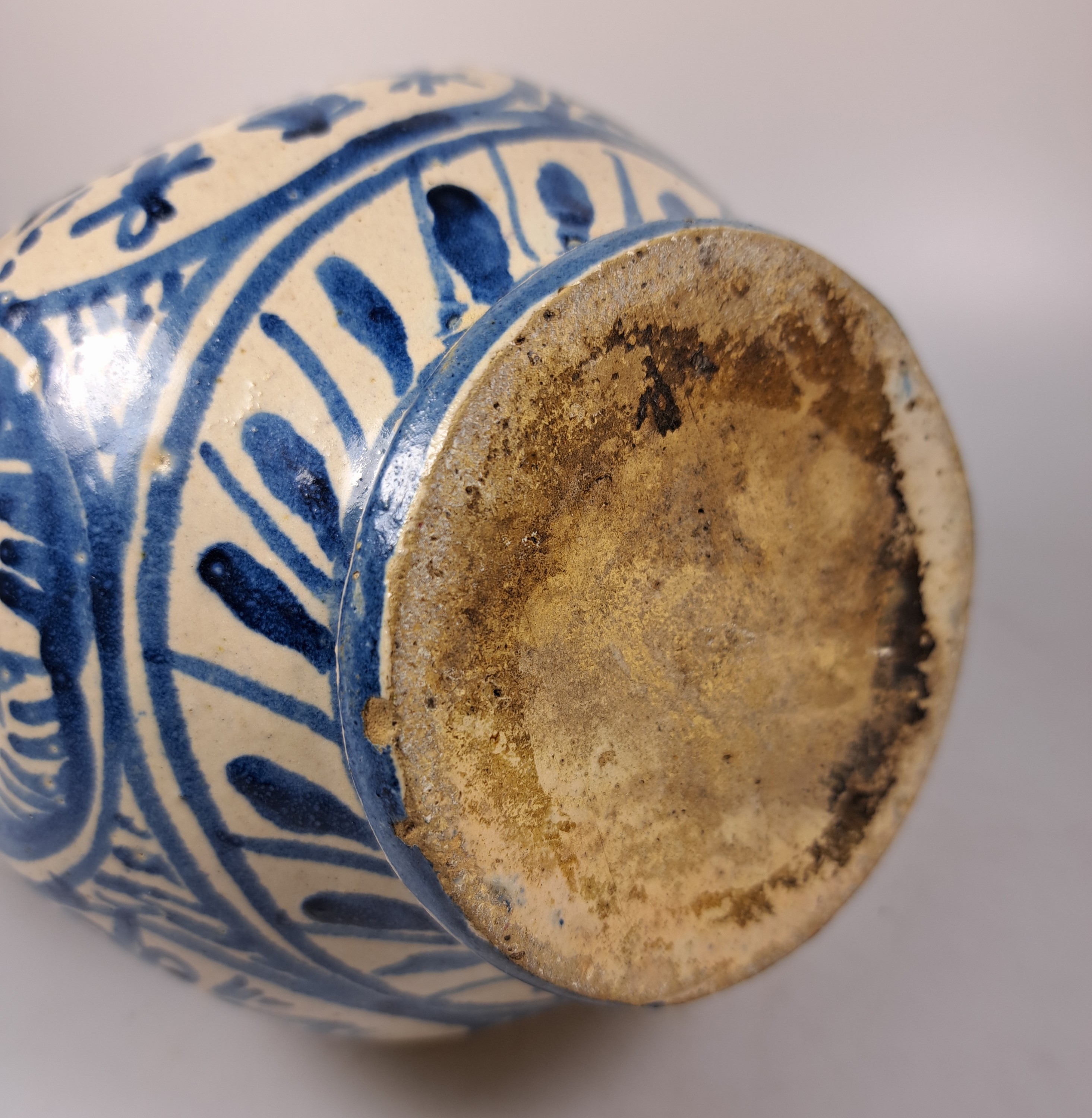 Detail g: Sechskantkrug, Dießen/Ammersee, 17. Jh., Fayence, sechsfach gedrückter Bauch, blaue Scharffeuerfarben, religiöse Motive und Granatäpfel, die ...
