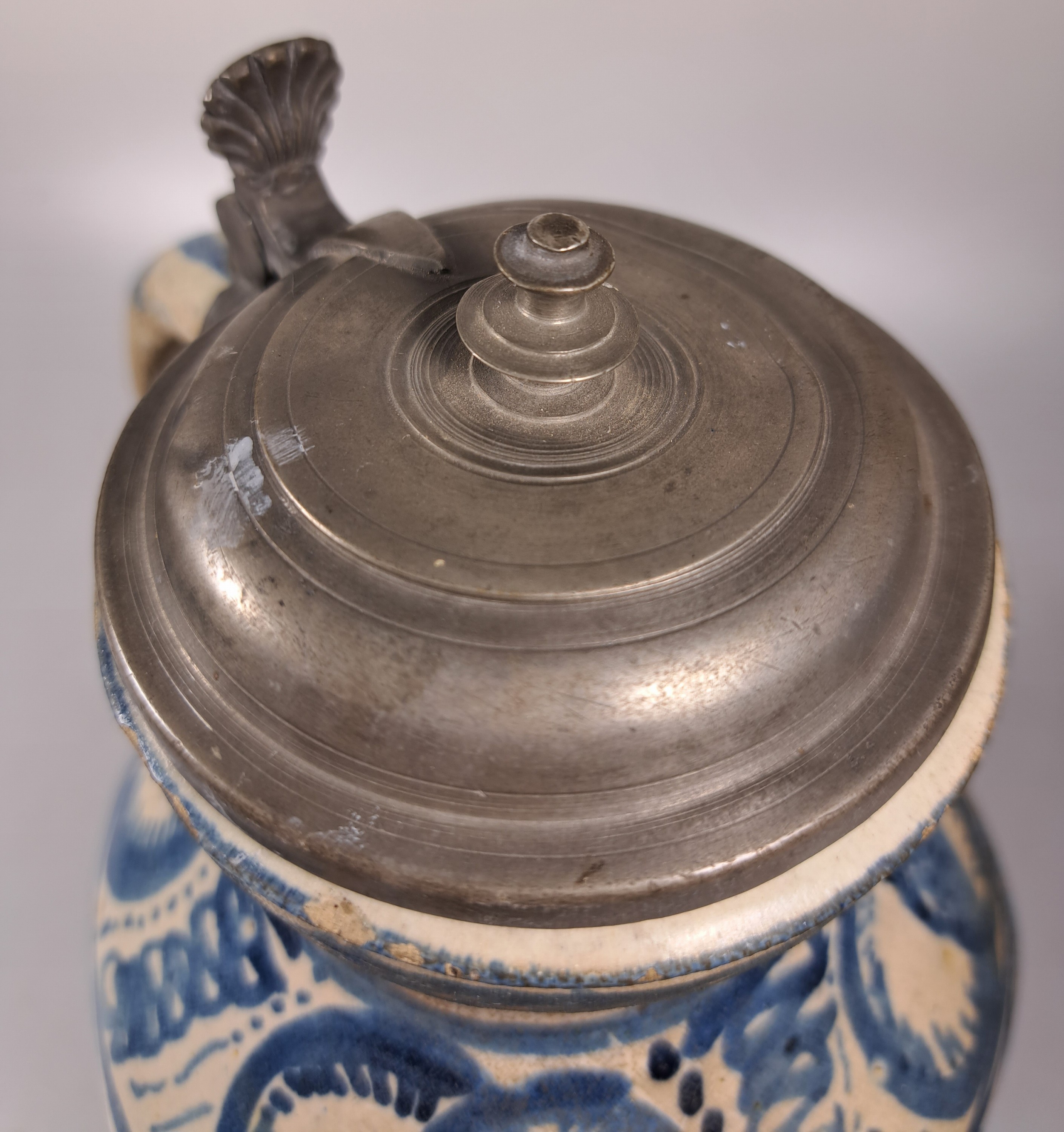Detail k: Sechskantkrug, Dießen/Ammersee, 17. Jh., Fayence, sechsfach gedrückter Bauch, blaue Scharffeuerfarben, religiöse Motive und Granatäpfel, die ...