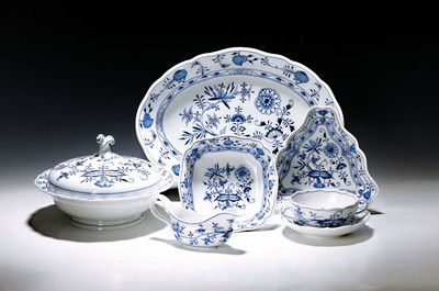 Image 26778642 - Dinner service, Meissen, 20th century, onion pattern, 2nd choice, 8 menu plates, 8 starter/dessert plates D. 22 cm, 8 bread plates D. 16 cm, 2 different lidded bowls, gravy boat, vegetable bowl, 2 different vegetable bowls, 8 soup bowls with saucers, a large oval plate, 2 oval plates 26 cm