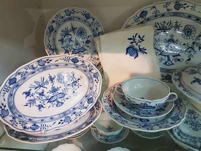 26778642a - Dinner service, Meissen, 20th century, onion pattern, 2nd choice, 8 menu plates, 8 starter/dessert plates D. 22 cm, 8 bread plates D. 16 cm, 2 different lidded bowls, gravy boat, vegetable bowl, 2 different vegetable bowls, 8 soup bowls with saucers, a large oval plate, 2 oval plates 26 cm